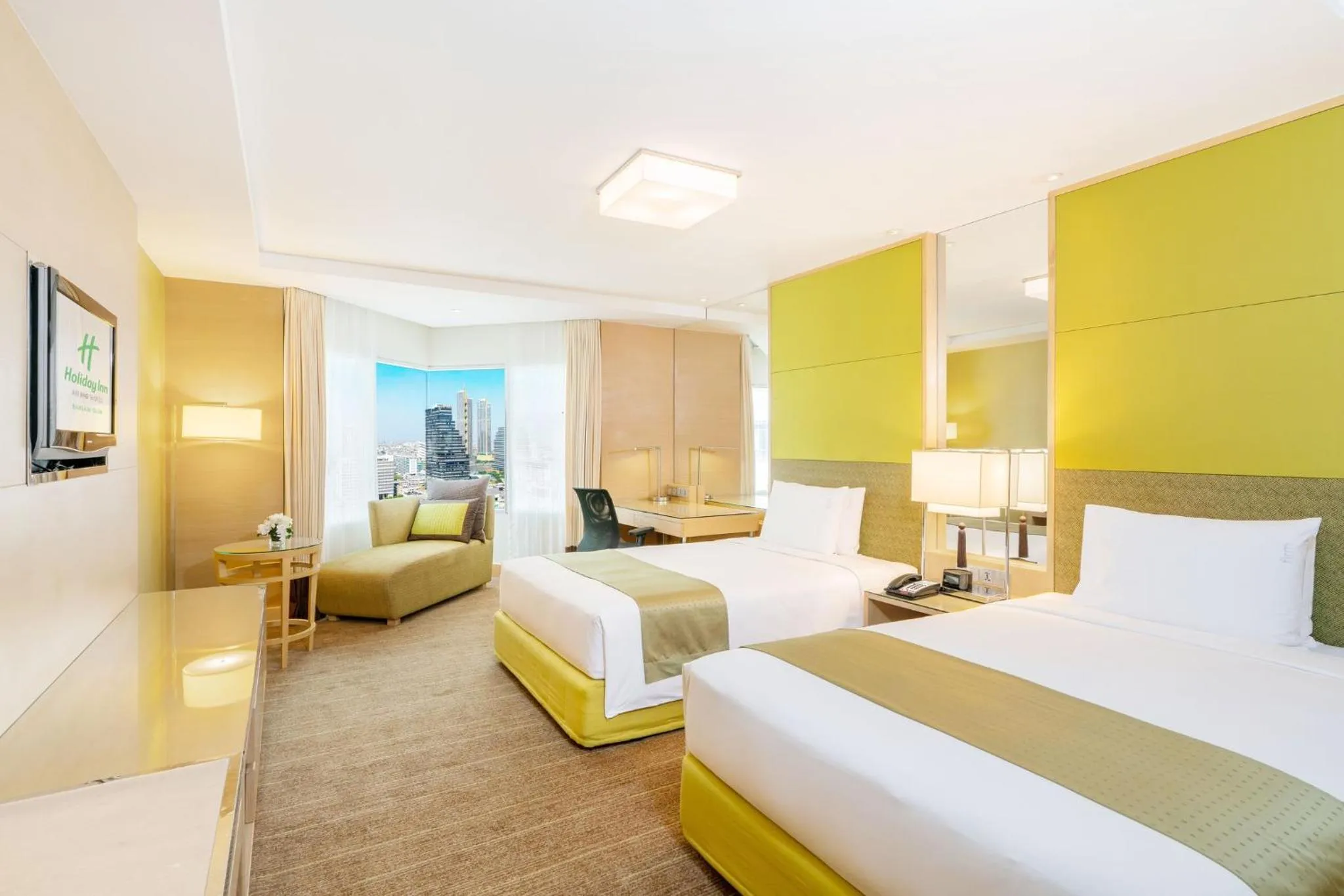 Photo of the whole room, Bed in Holiday Inn Bangkok Silom by IHG
