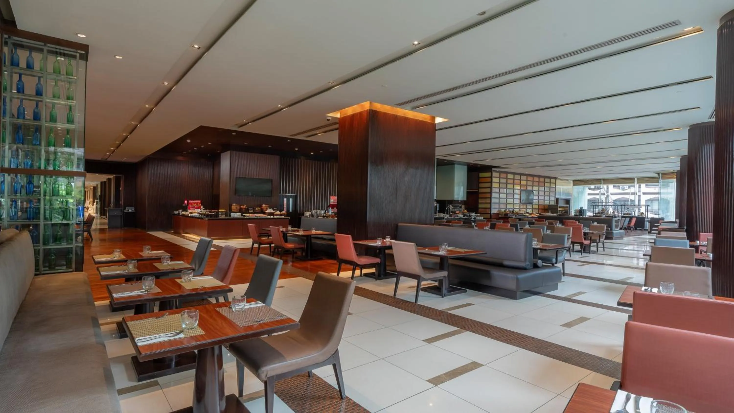 Restaurant/places to eat in Holiday Inn Bangkok Silom by IHG
