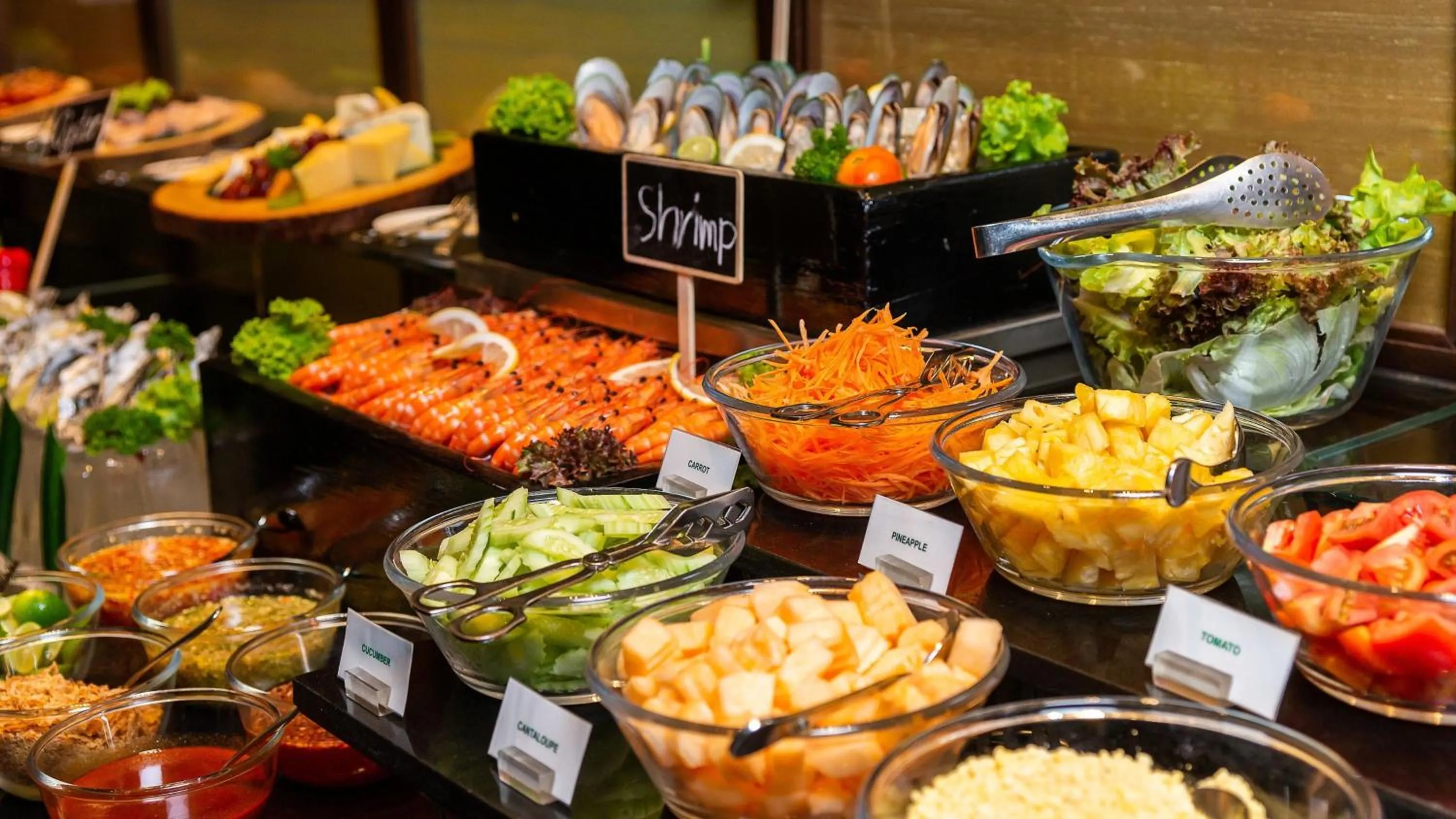 Restaurant/places to eat in Holiday Inn Bangkok Silom by IHG