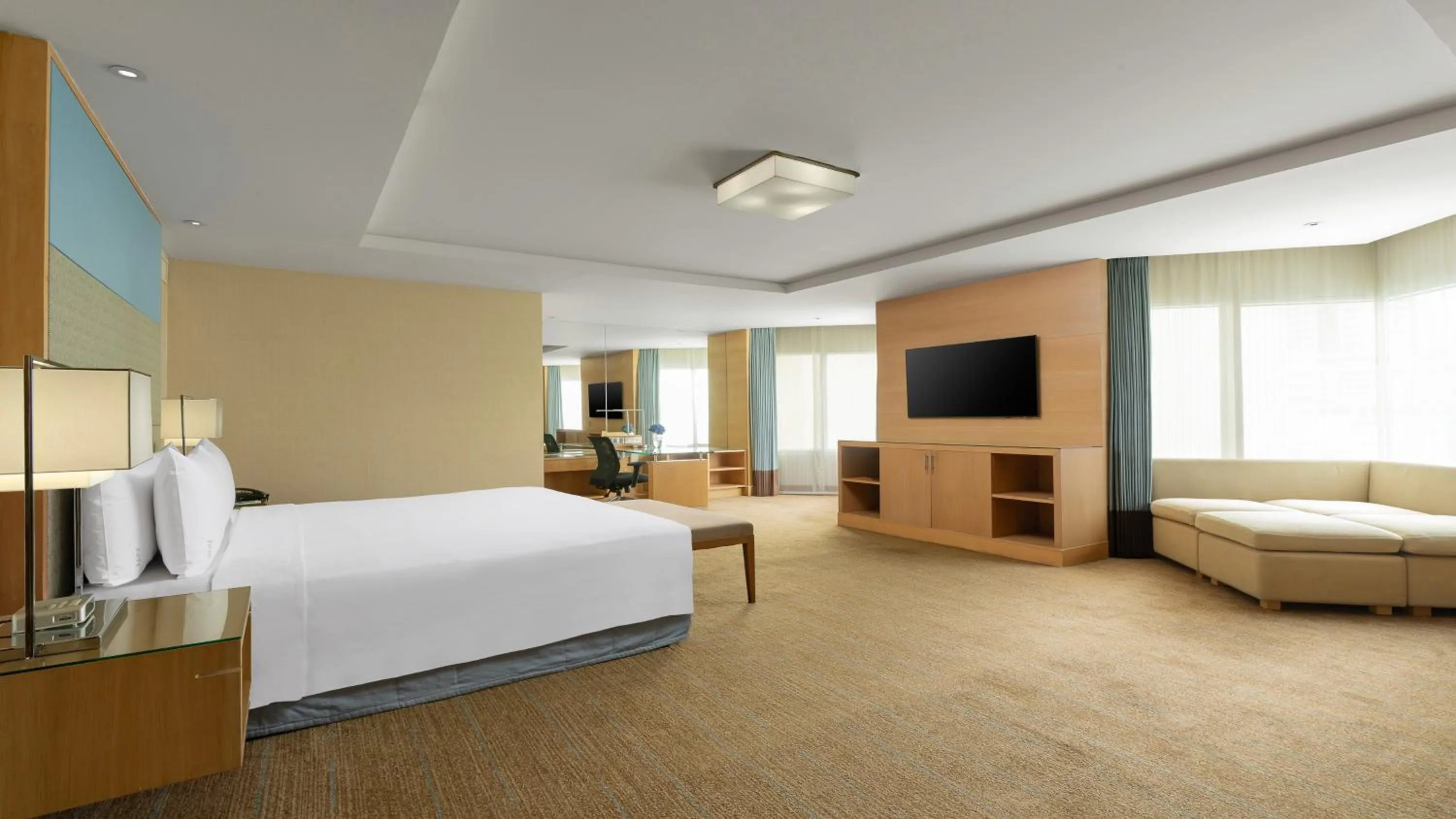 Photo of the whole room, Bed in Holiday Inn Bangkok Silom by IHG