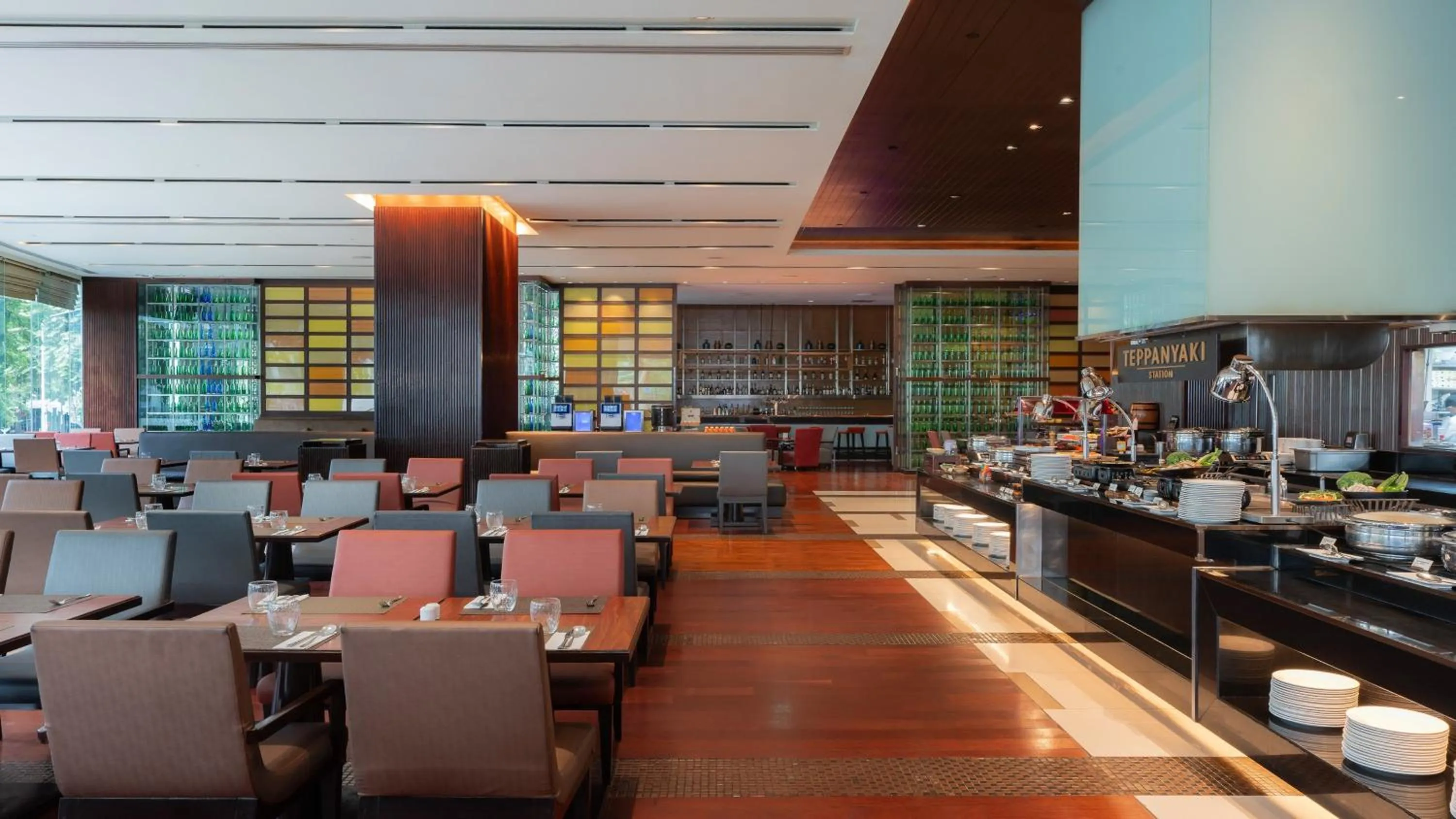 Restaurant/places to eat in Holiday Inn Bangkok Silom by IHG