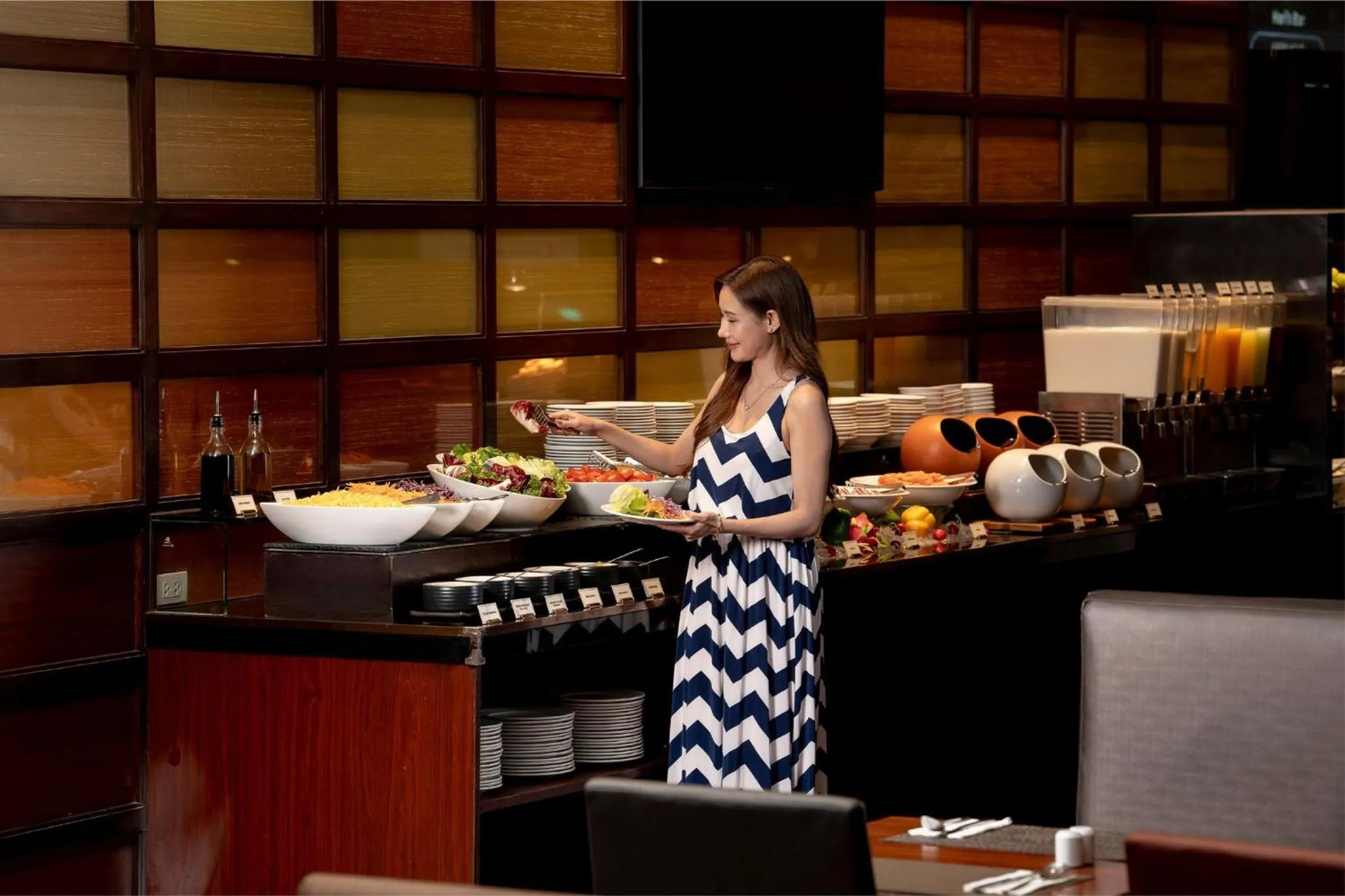 Restaurant/places to eat in Holiday Inn Bangkok Silom by IHG