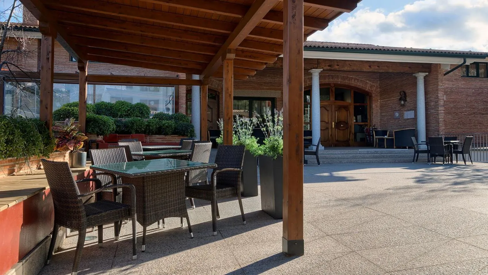 Facade/entrance in Los Cinco Enebros