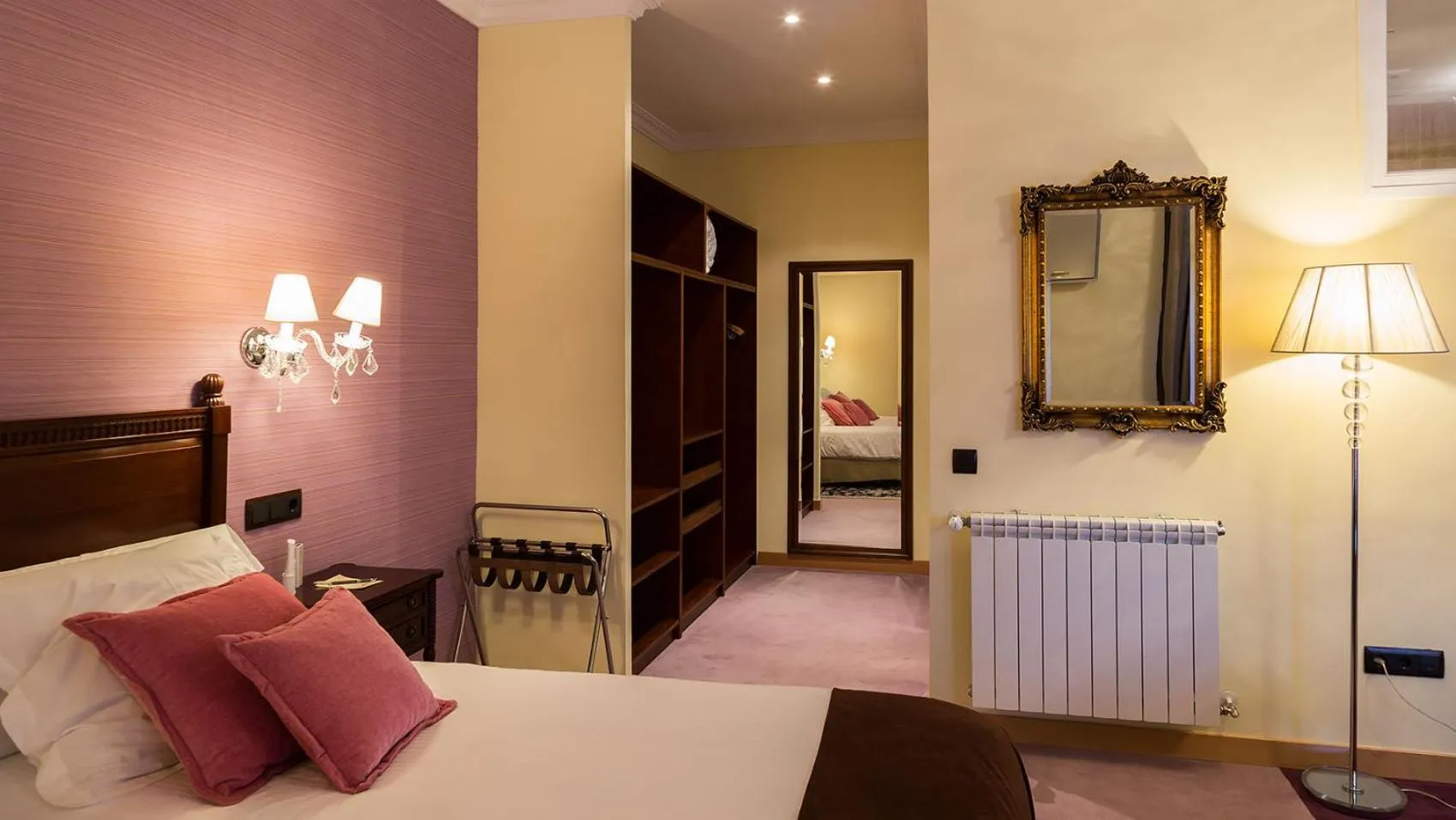 Bathroom, Bed in Los Cinco Enebros