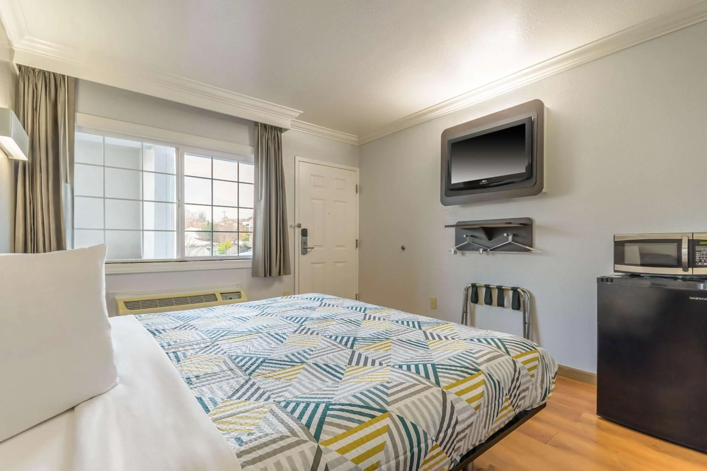 Bedroom, Bed in Motel 6-San Jose, CA - Convention Center