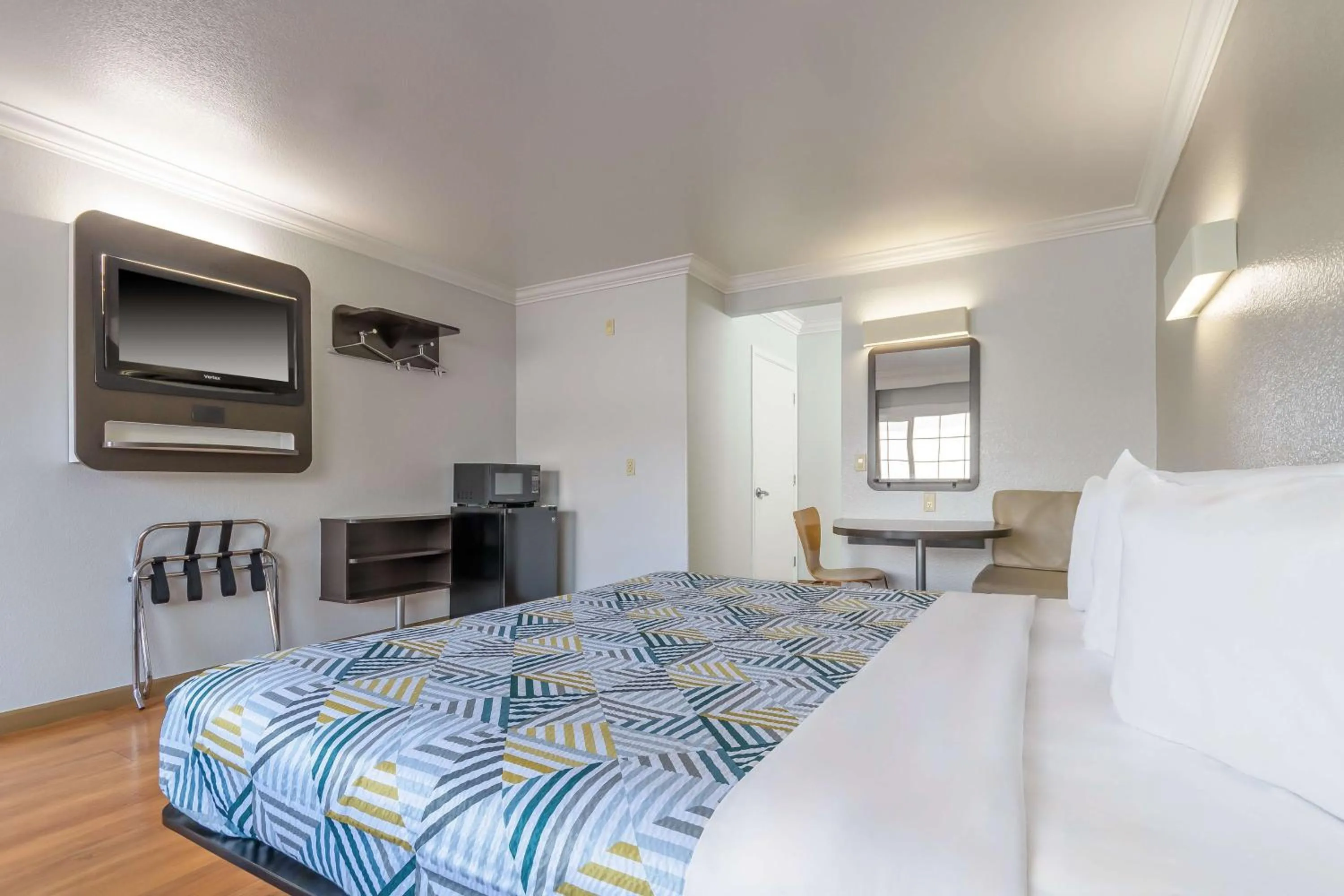 Bedroom, Bed in Motel 6-San Jose, CA - Convention Center