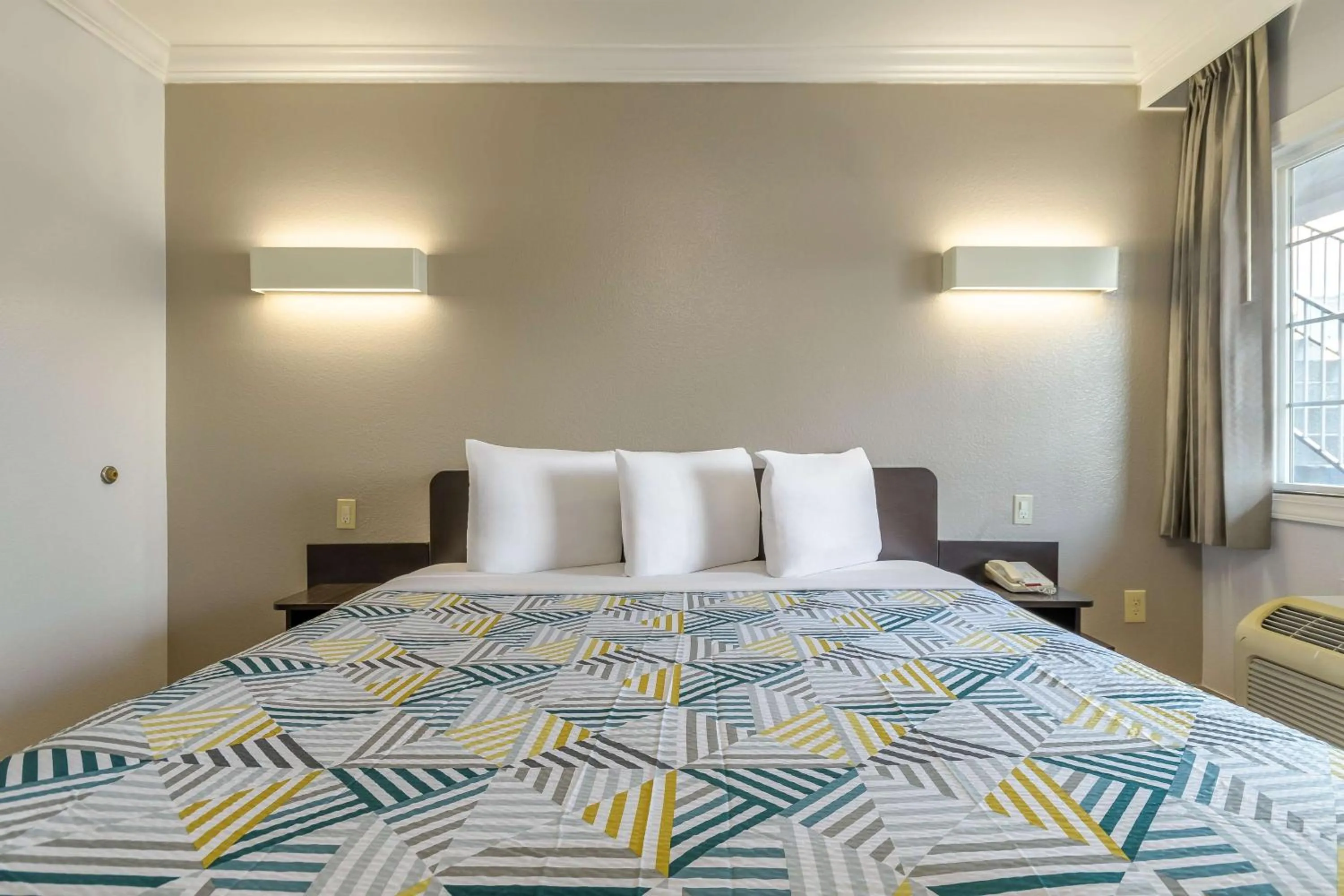 Bedroom, Bed in Motel 6-San Jose, CA - Convention Center