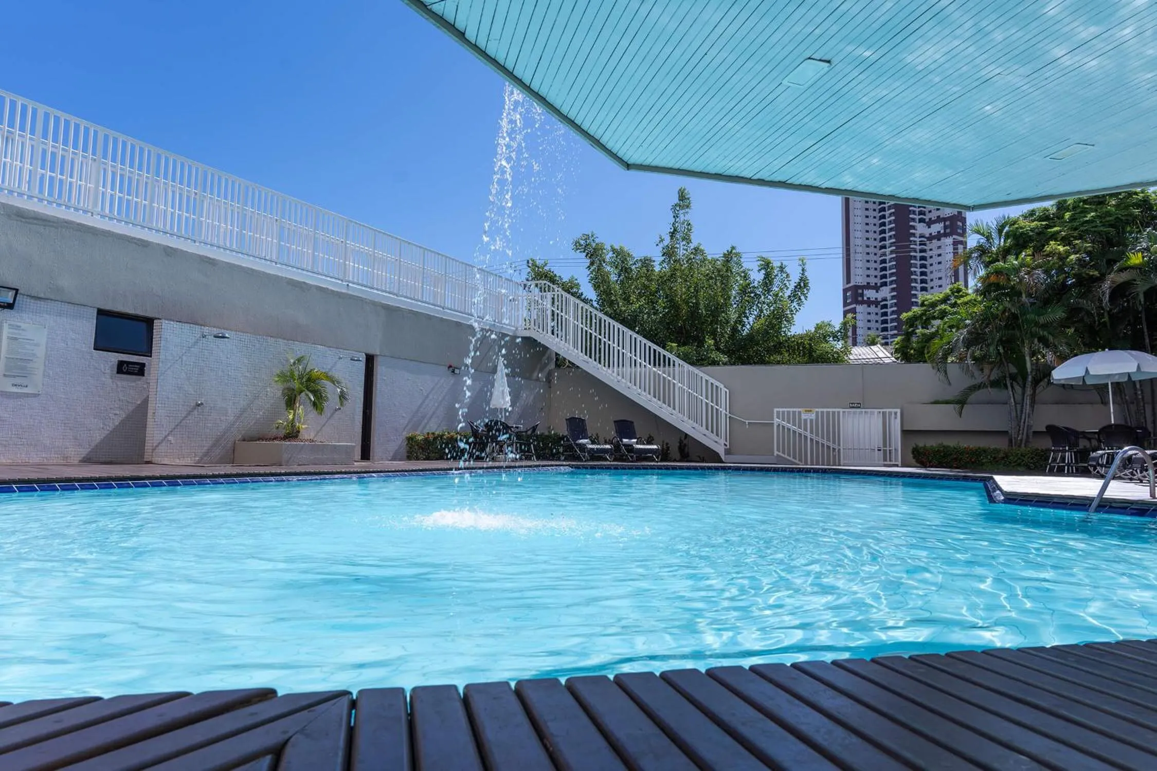 Swimming pool in Hotel Deville Prime Cuiabá