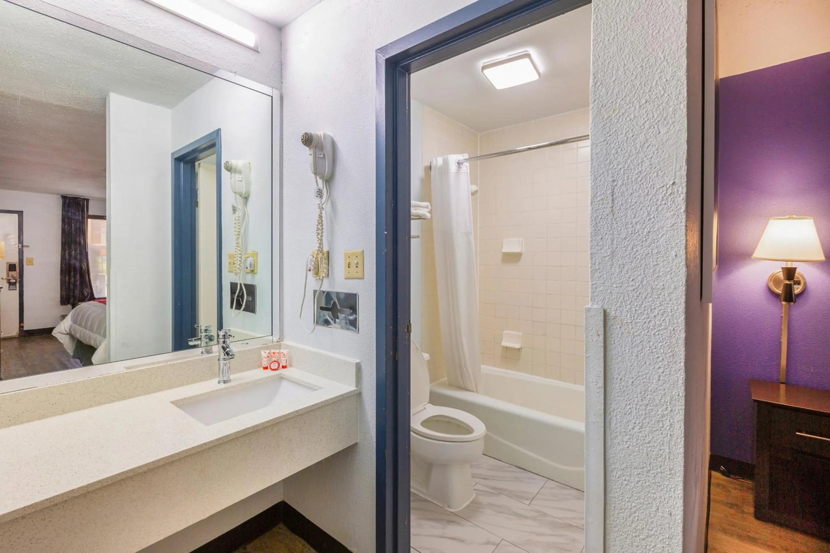 Bath in OYO Hotel Baton Rouge Mid City