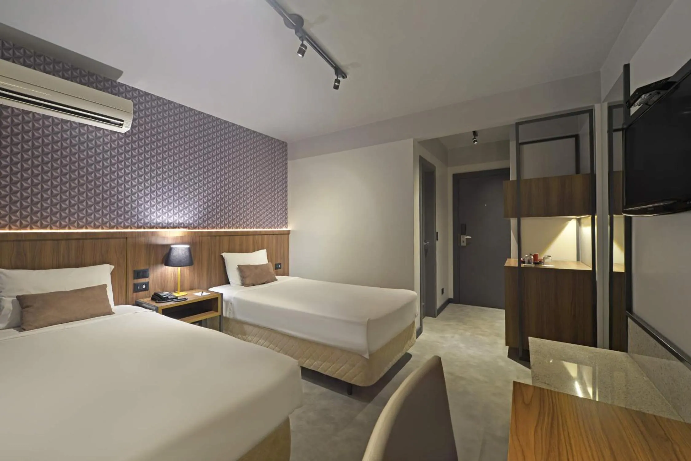 Bedroom, Bed in Hotel Deville Business Maringá