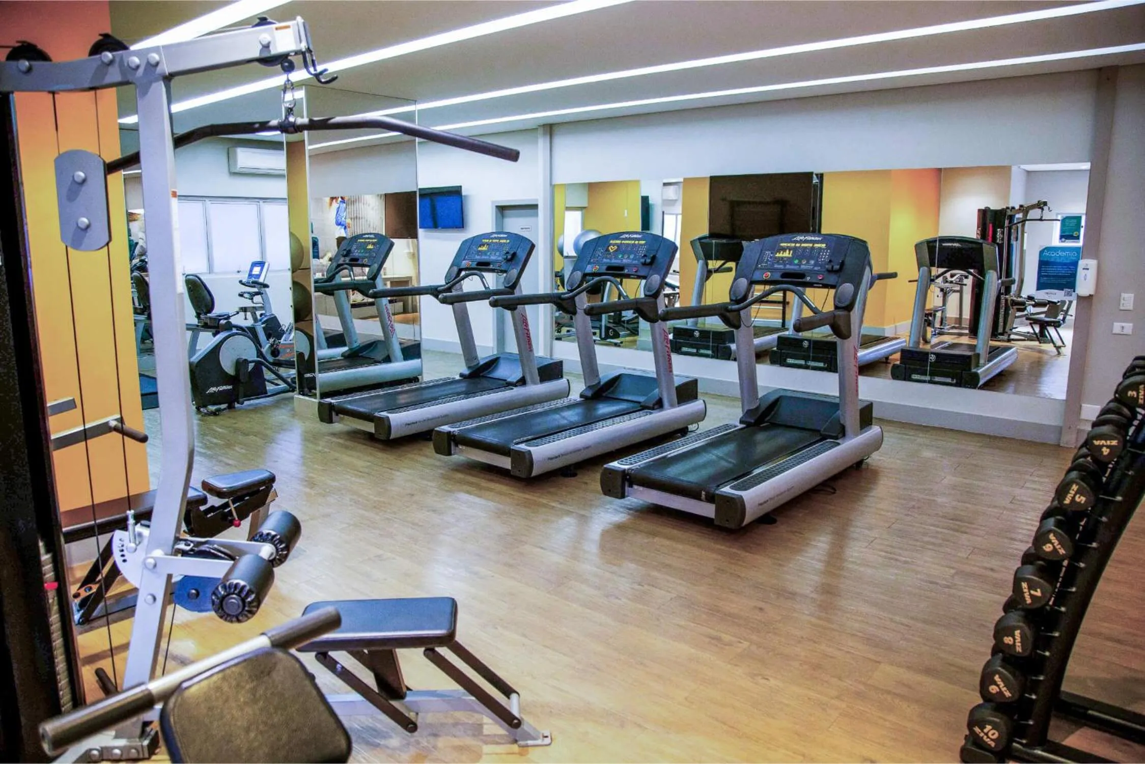 Fitness centre/facilities in Hotel Deville Business Maringá