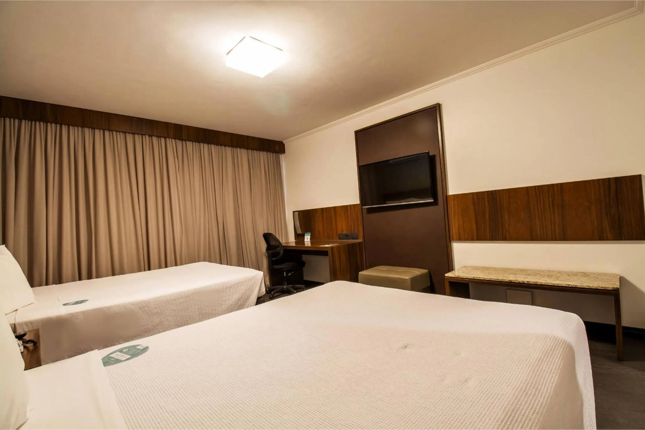 Bedroom, Bed in Hotel Deville Business Maringá