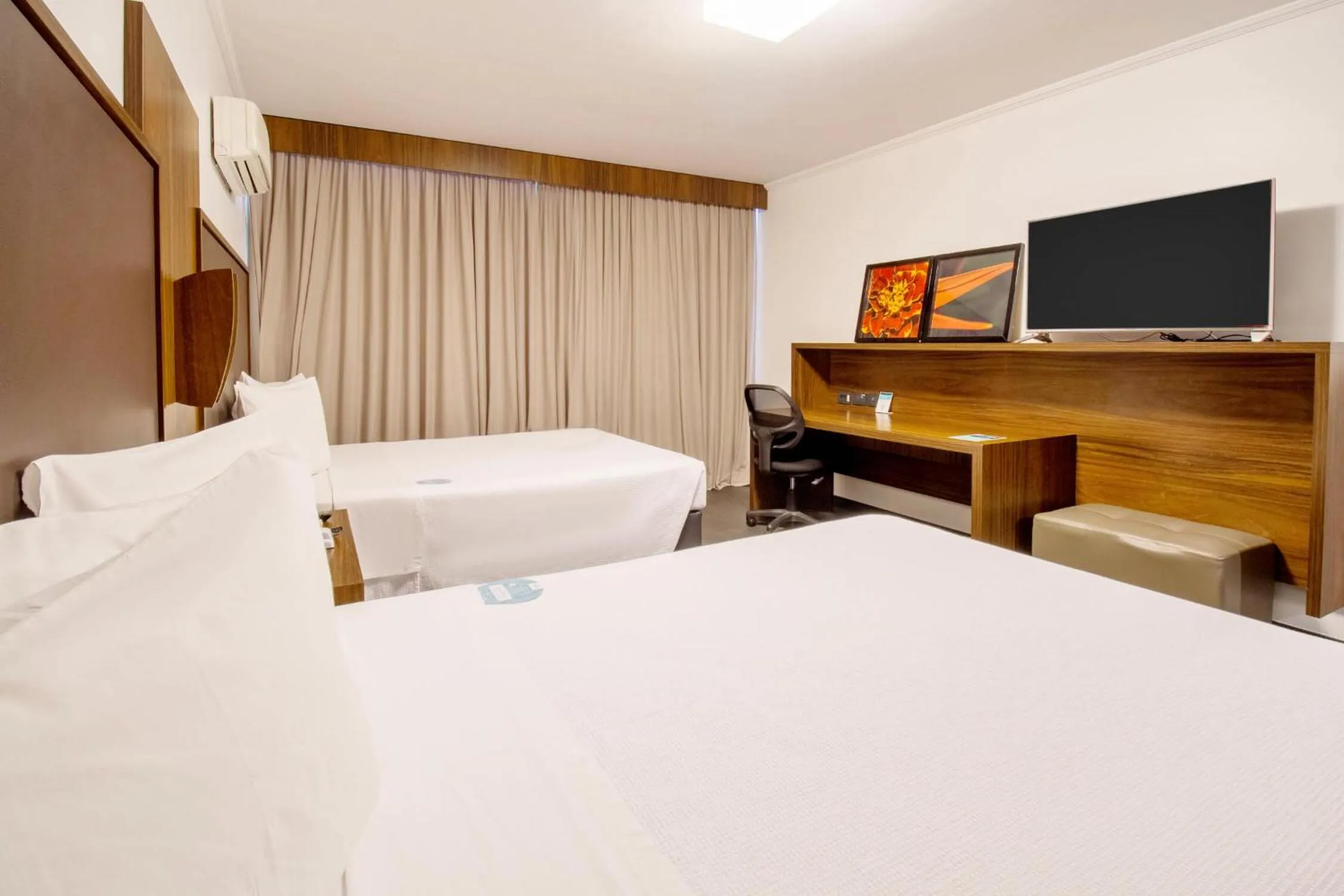 Bedroom, Bed in Hotel Deville Business Maringá