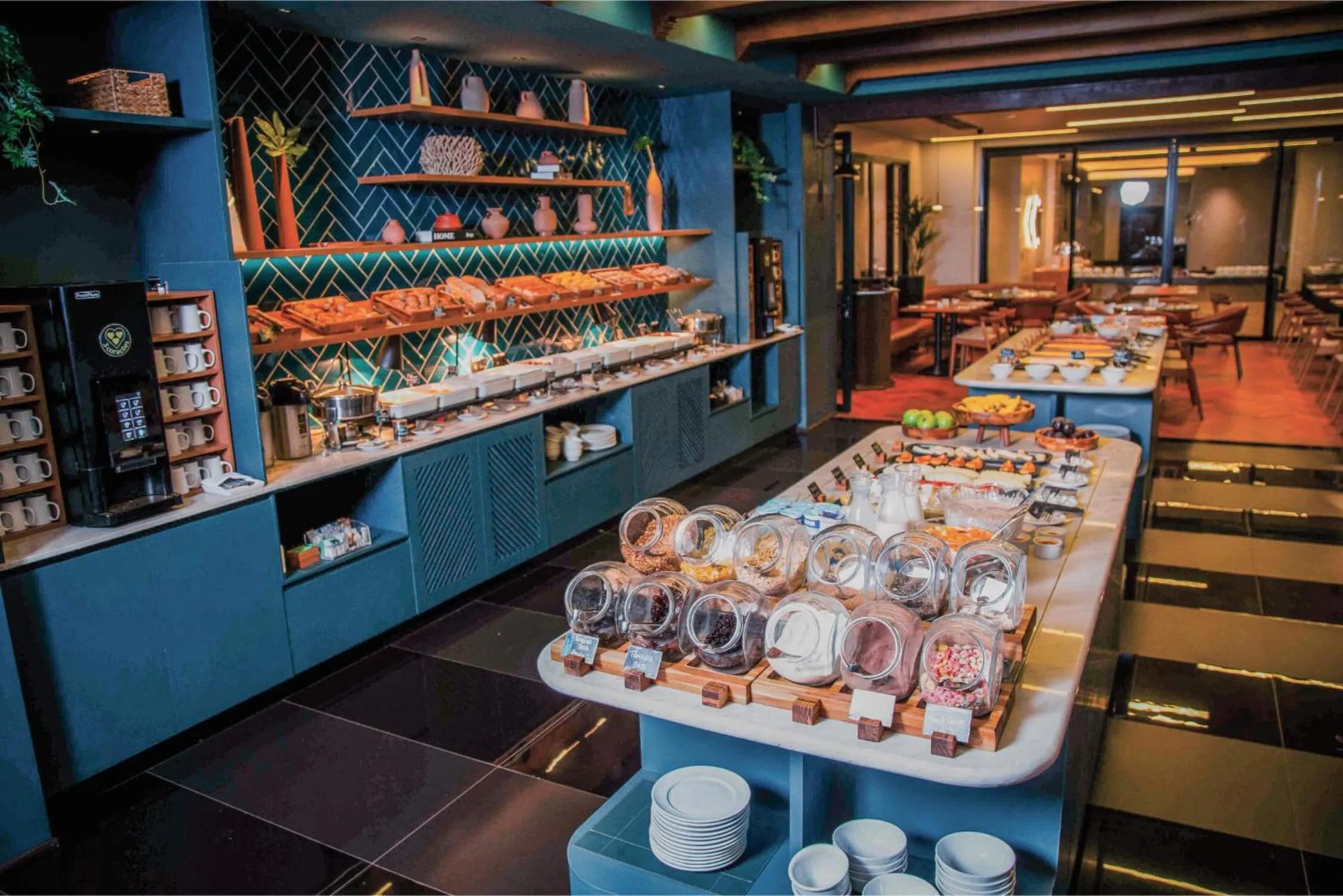 Restaurant/places to eat in Hotel Deville Business Maringá