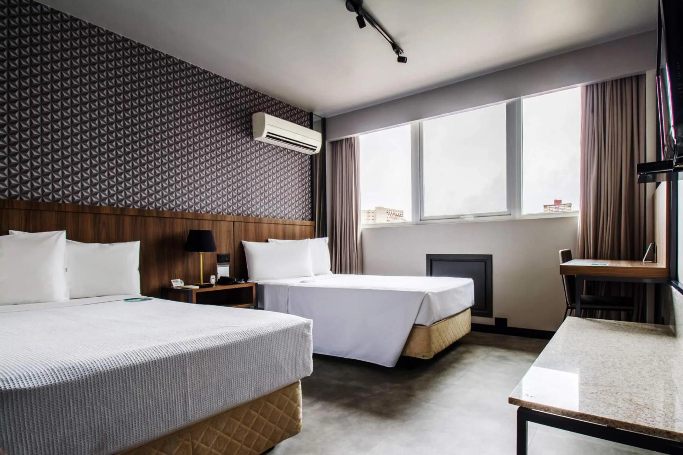 Bedroom, Bed in Hotel Deville Business Maringá