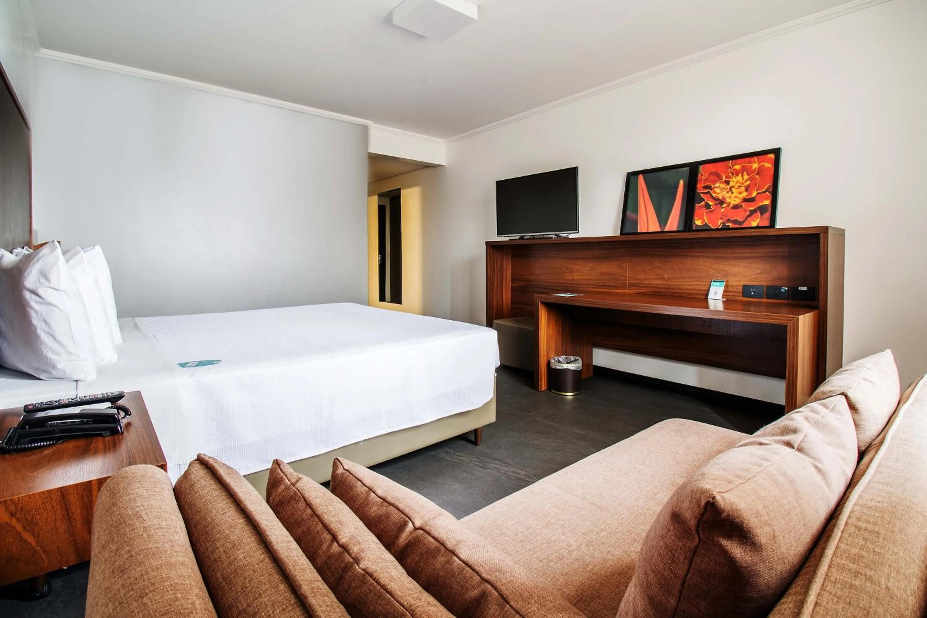 Bedroom, Bed in Hotel Deville Business Maringá