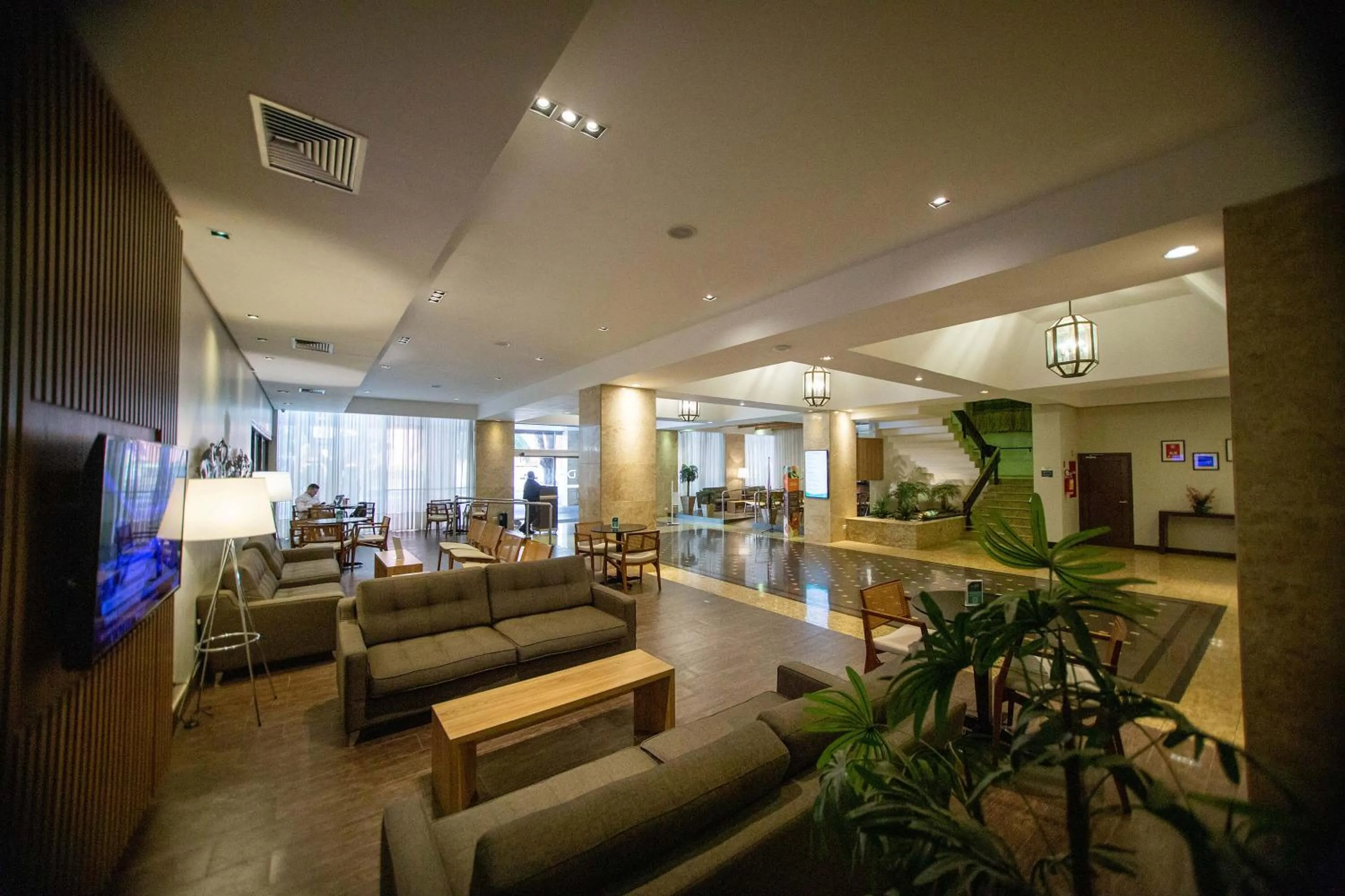 Facade/entrance in Hotel Deville Business Maringá