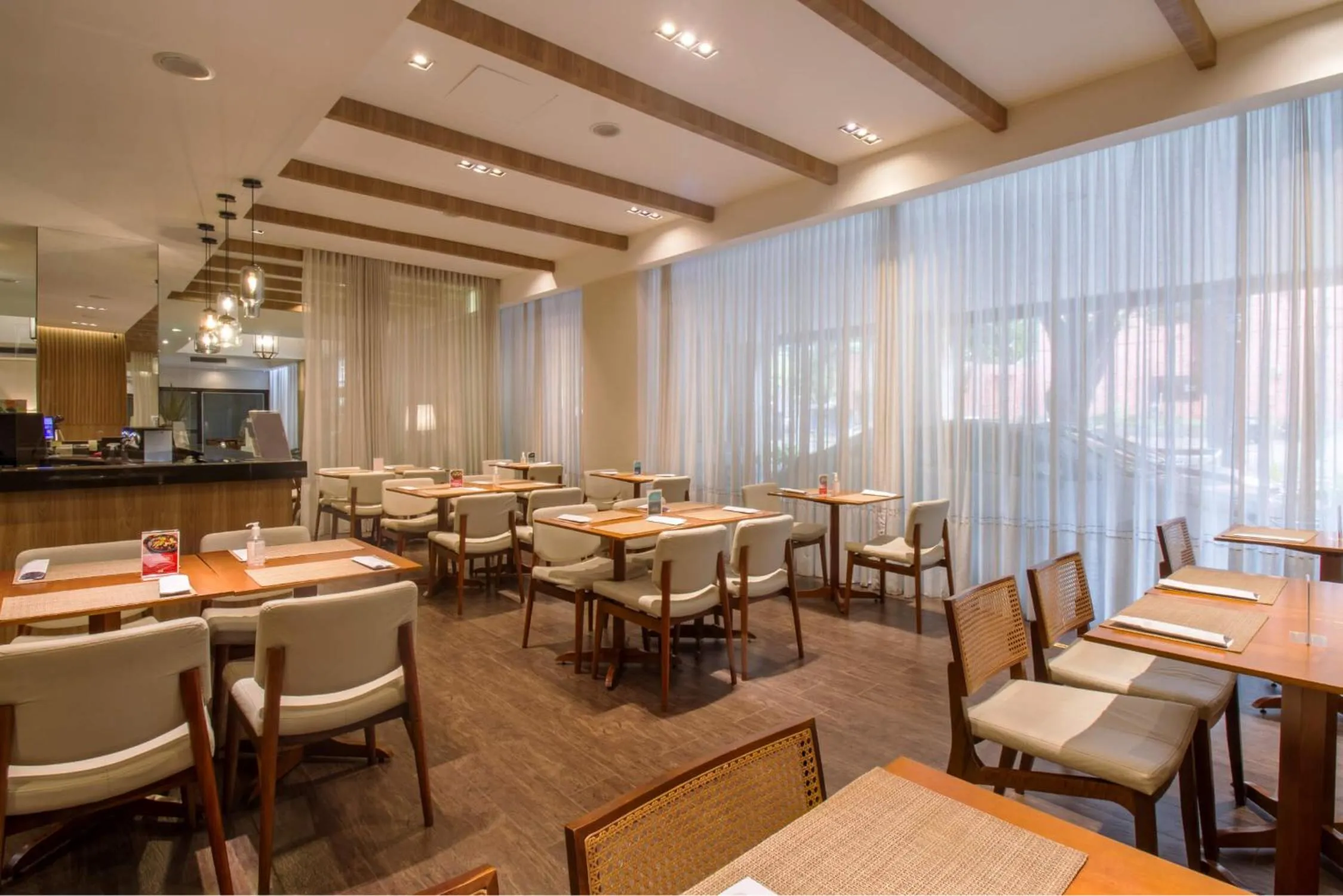 Restaurant/places to eat in Hotel Deville Business Maringá