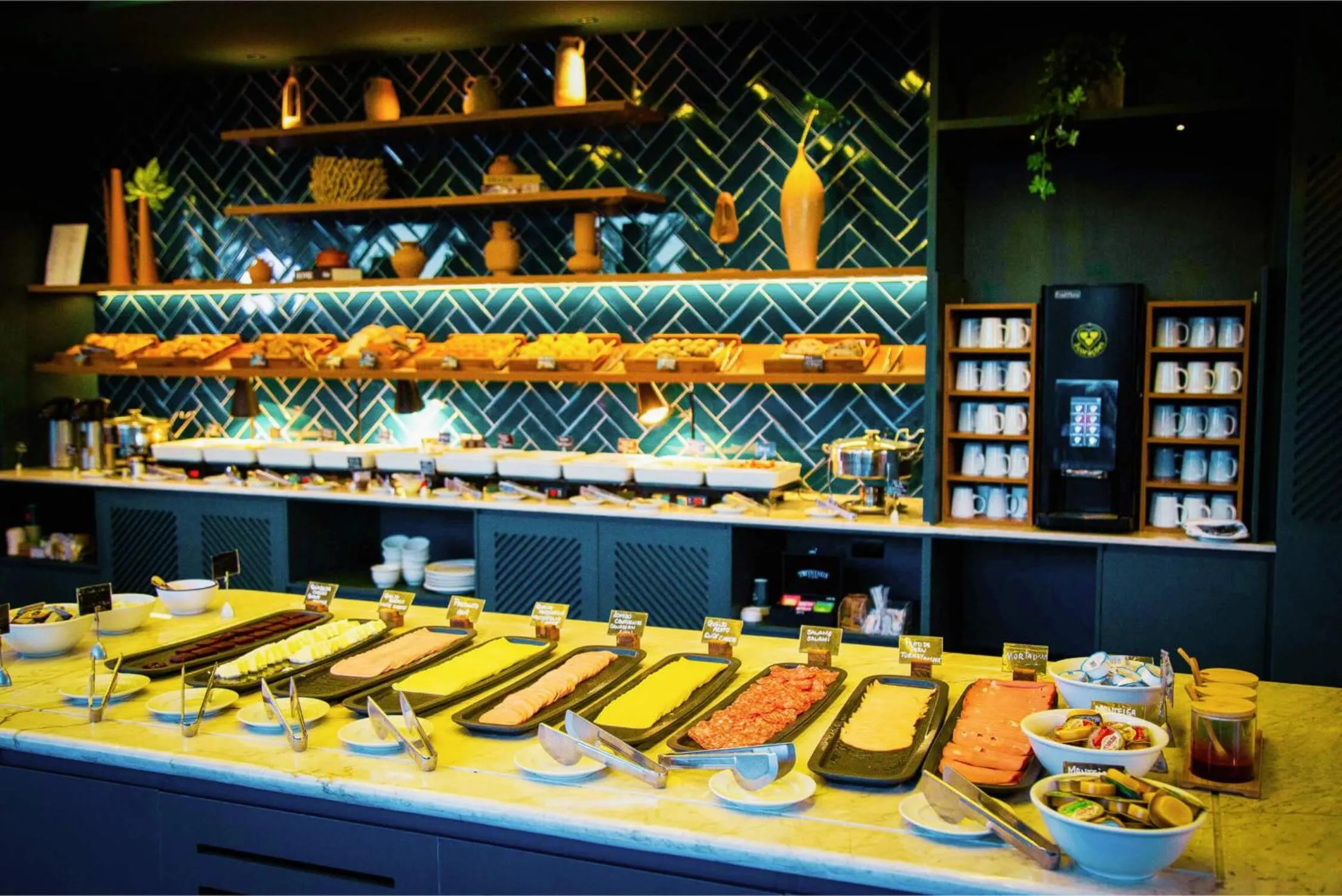 Restaurant/places to eat in Hotel Deville Business Maringá