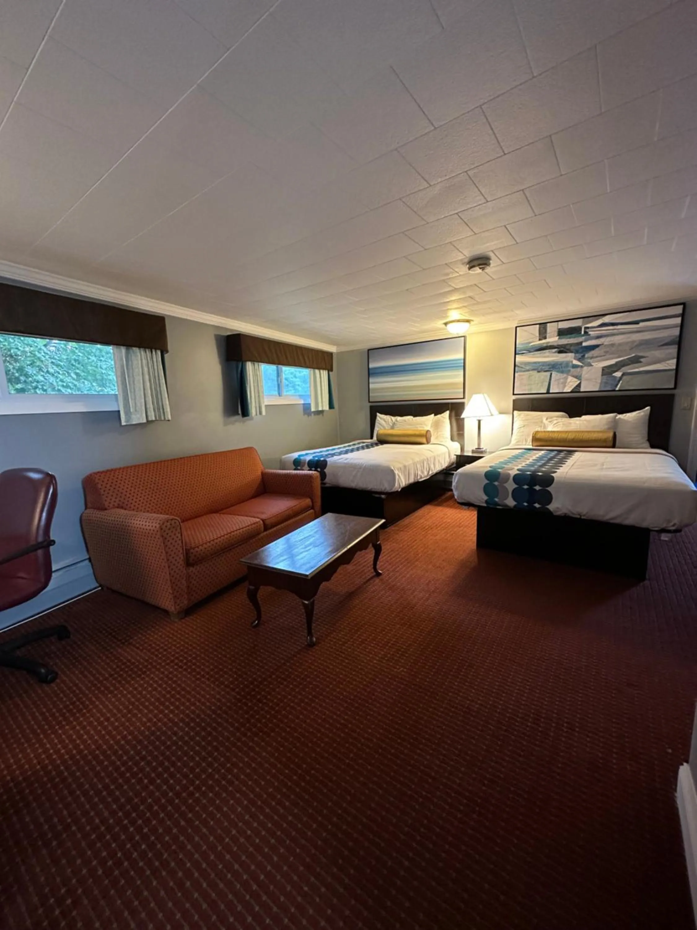 Seating area, Bed in Rodeway Inn Orleans - Cape Cod