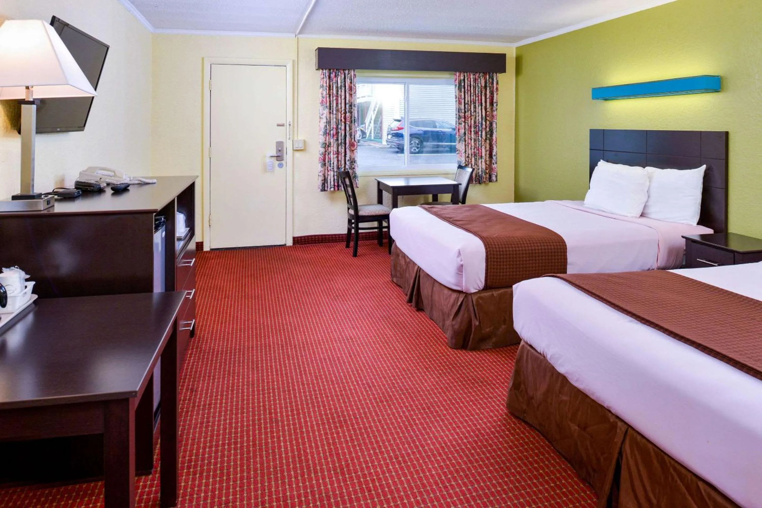 Photo of the whole room, Bed in Rodeway Inn Orleans - Cape Cod