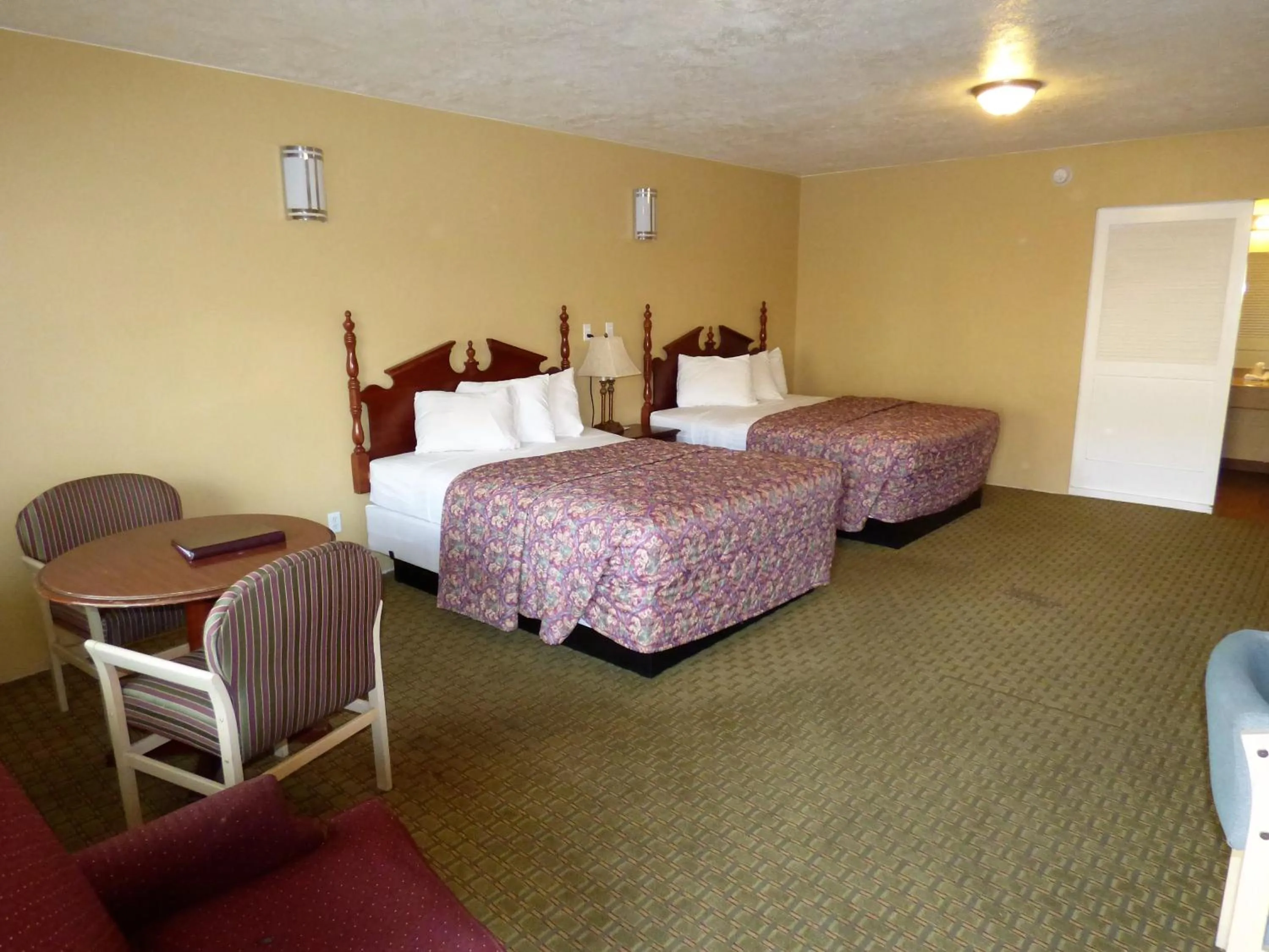 Photo of the whole room, Bed in Economy Inn & Suites