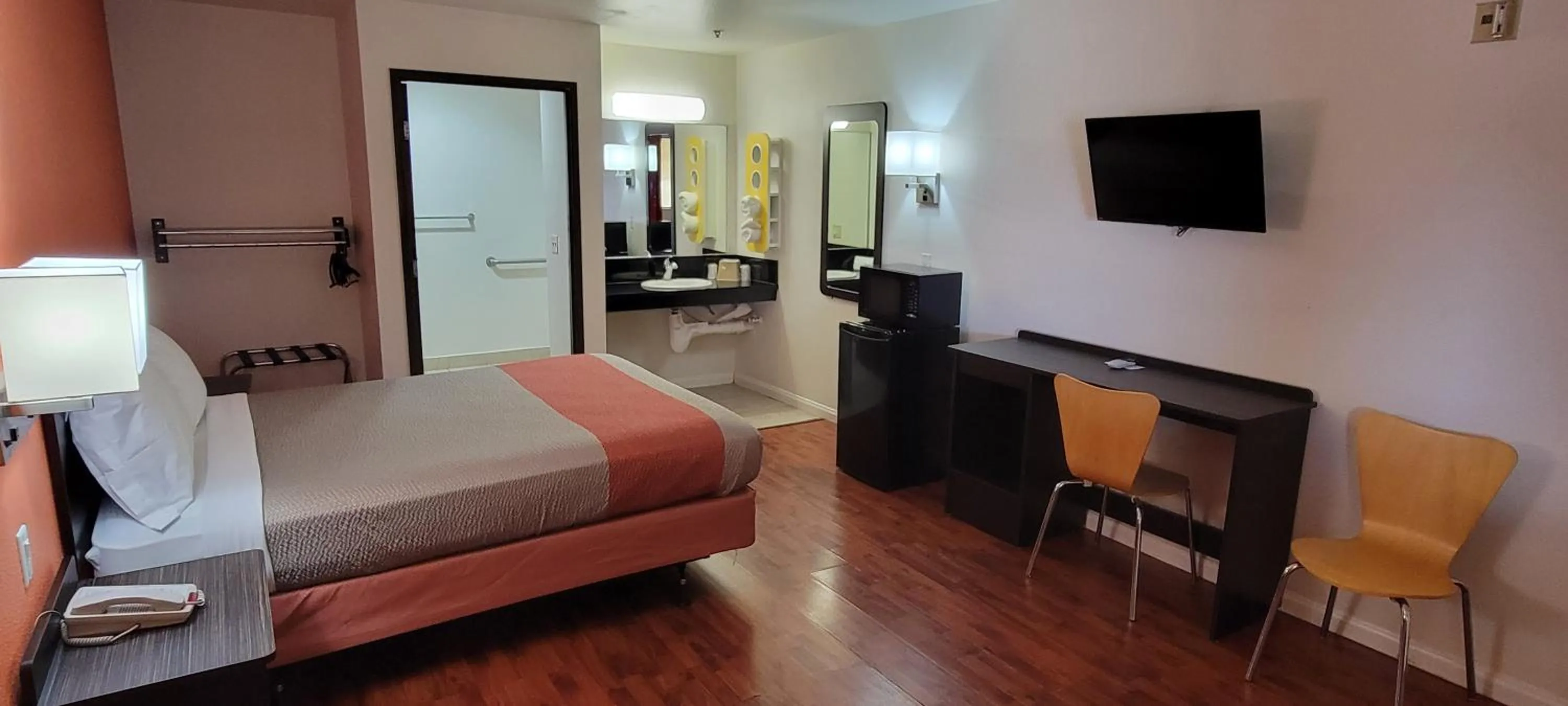 Photo of the whole room, Bed in Motel 6-Santa Nella, CA - Los Banos