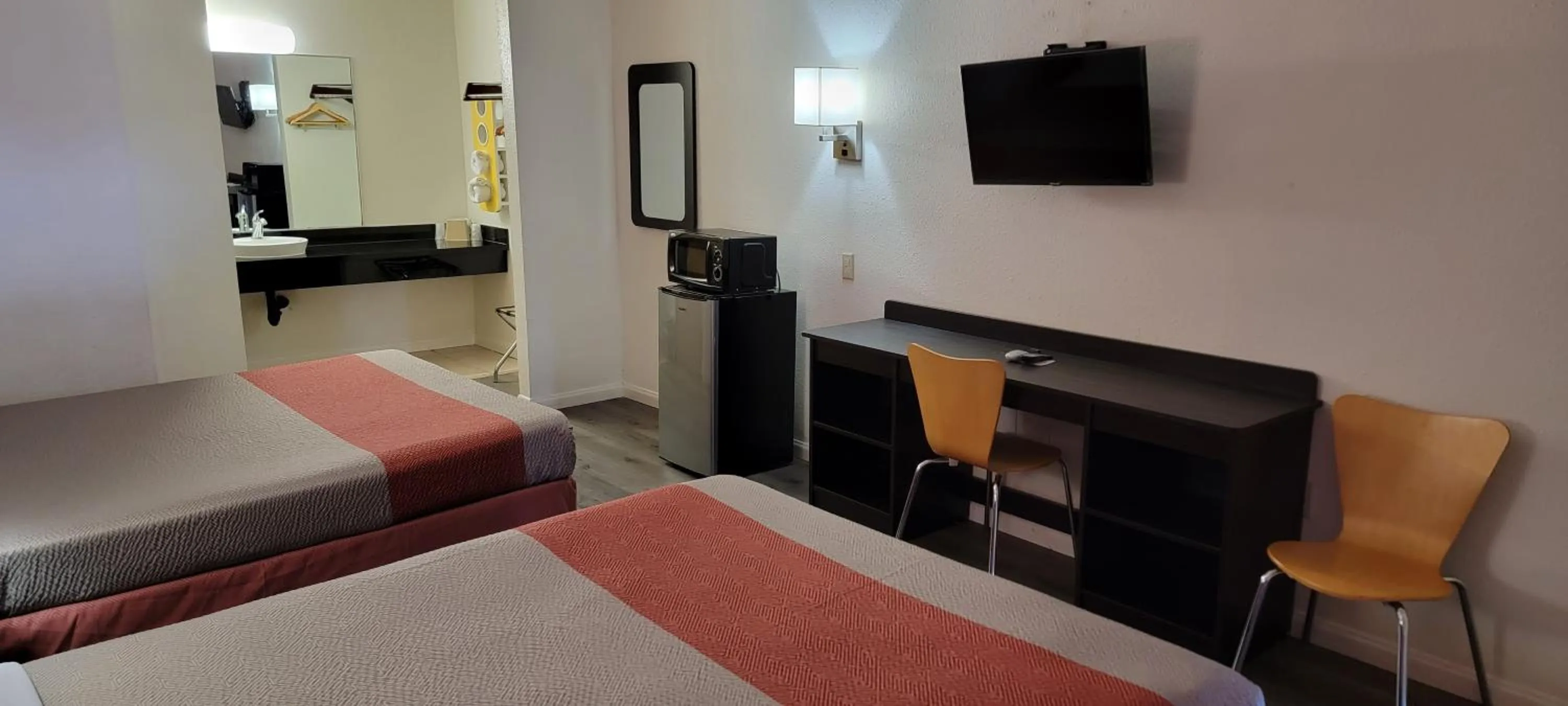 Bed in Motel 6-Santa Nella, CA - Los Banos