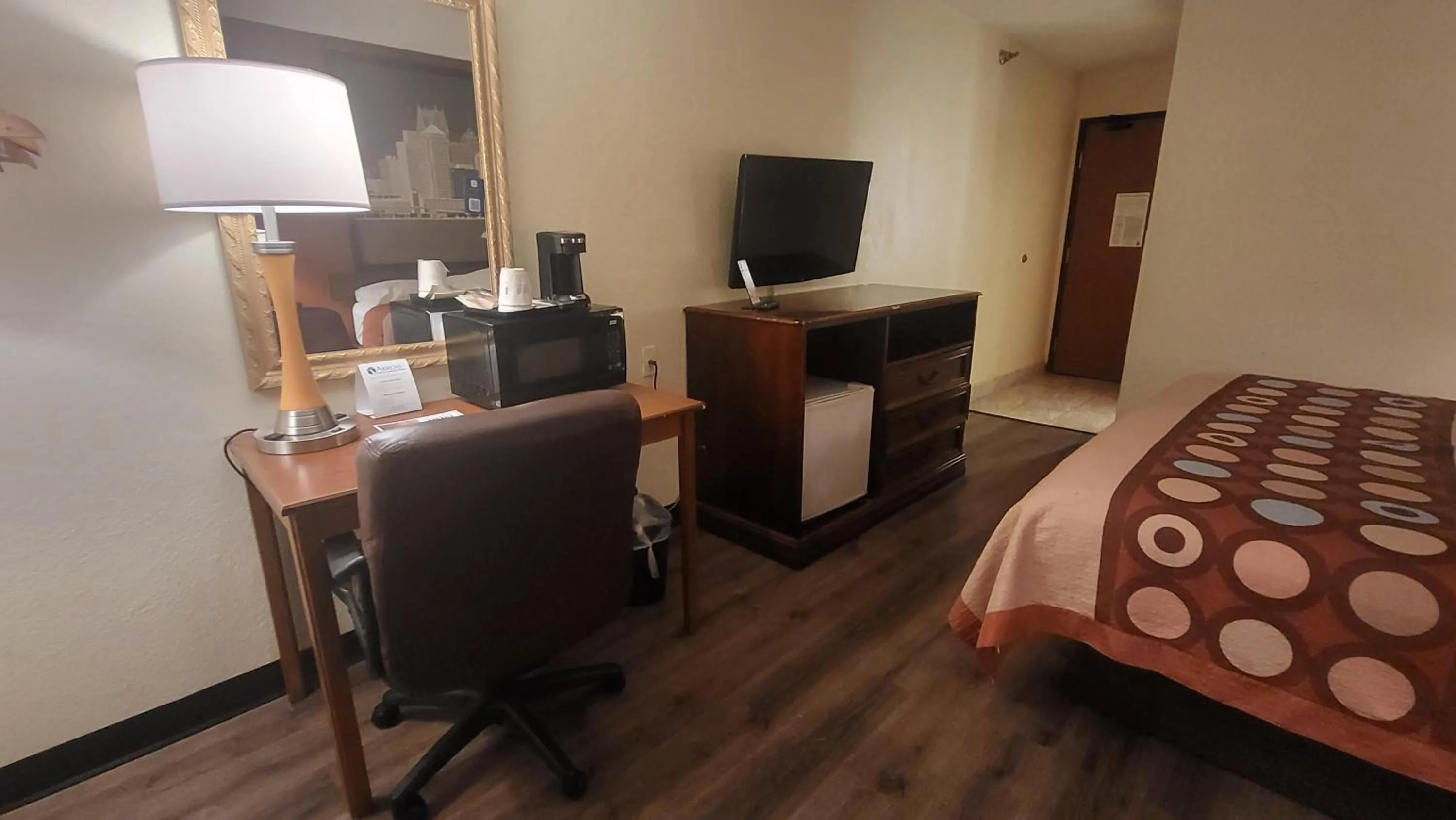 TV and multimedia, Bed in Super 8 by Wyndham Canton/Livonia Area