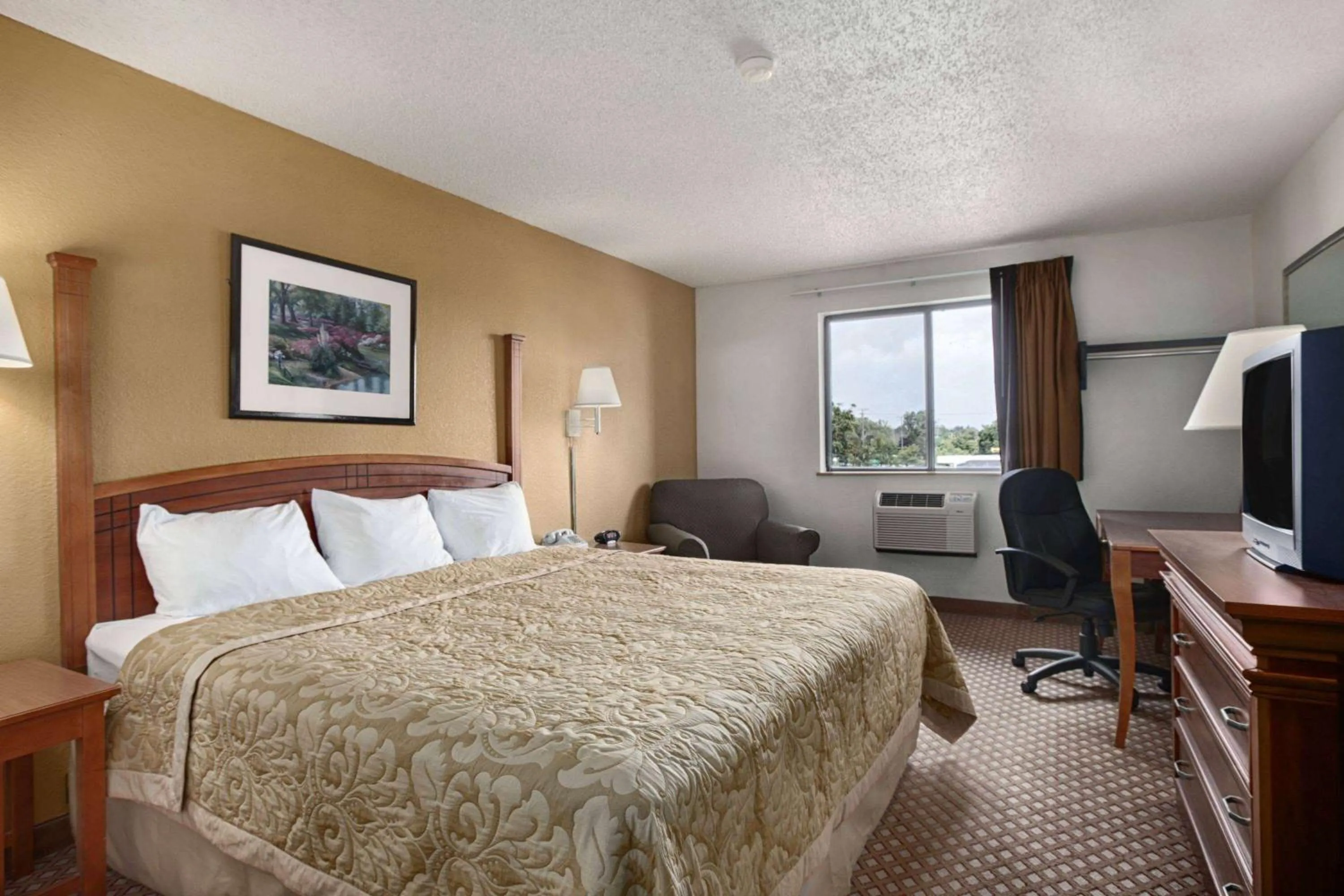 Photo of the whole room, Bed in Super 8 by Wyndham Canton/Livonia Area