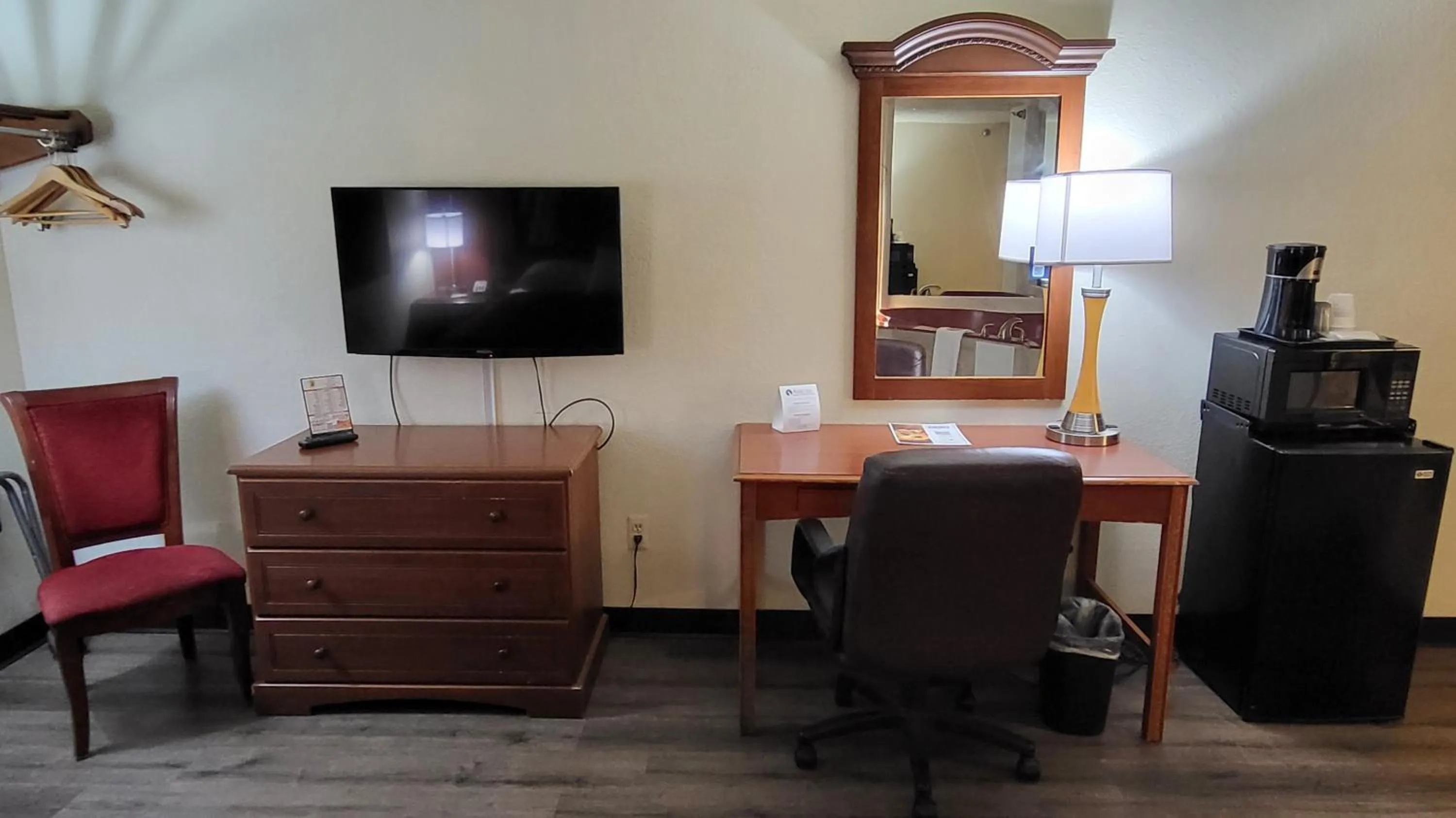 TV and multimedia in Super 8 by Wyndham Canton/Livonia Area