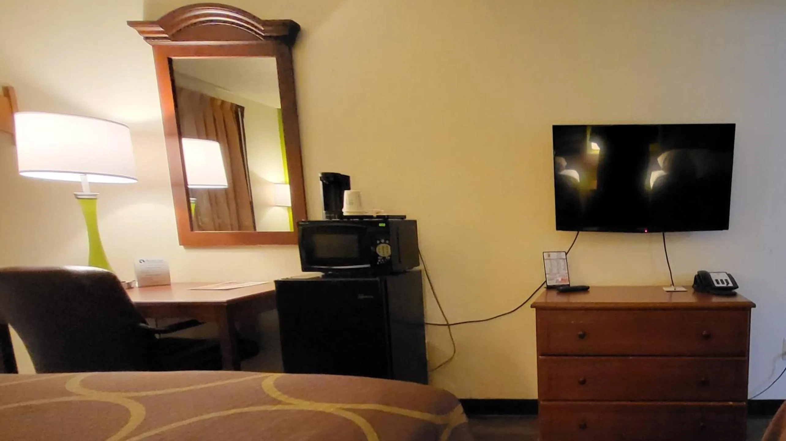 TV and multimedia in Super 8 by Wyndham Canton/Livonia Area