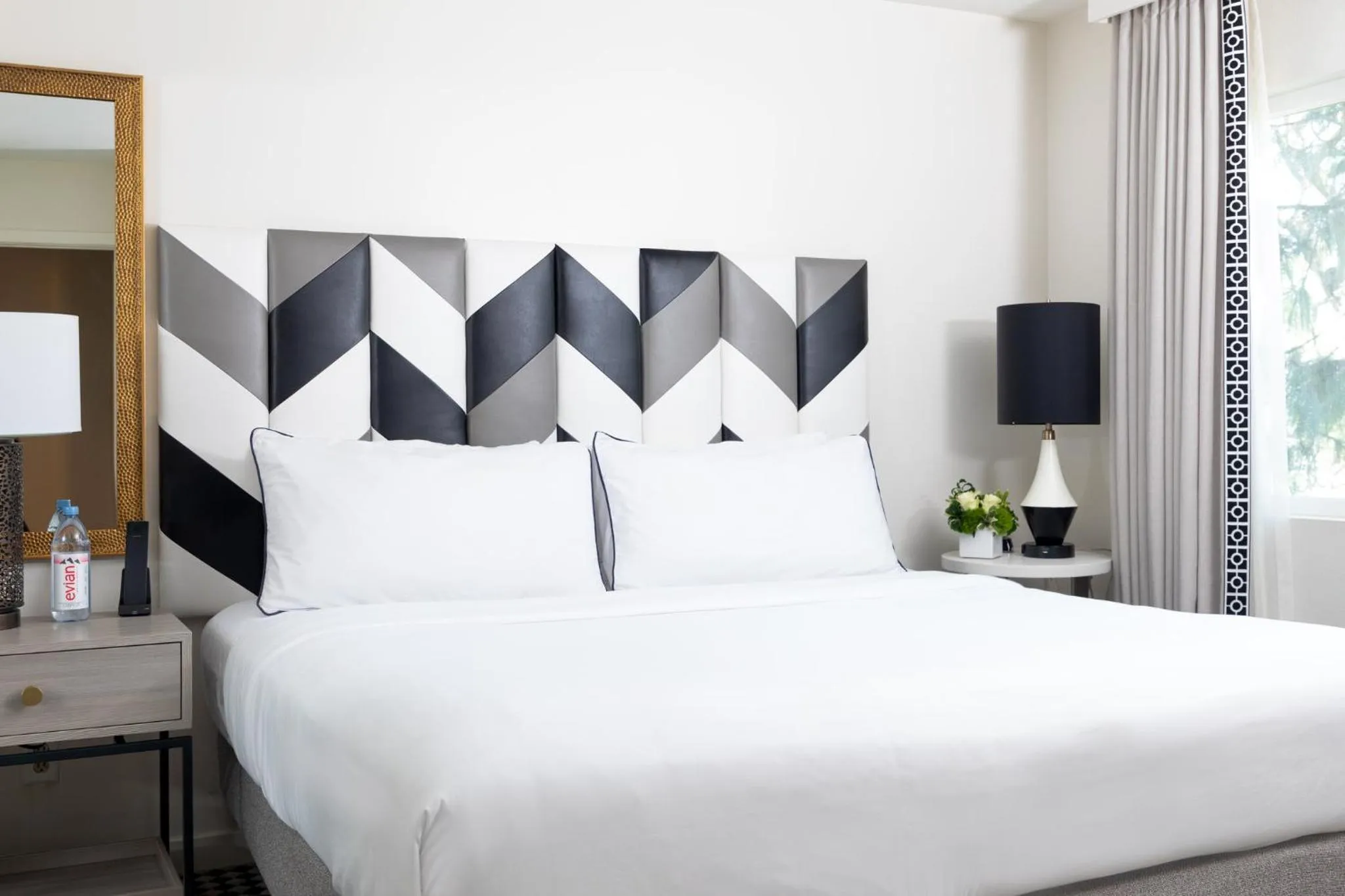 Photo of the whole room, Bed in Chamberlain West Hollywood