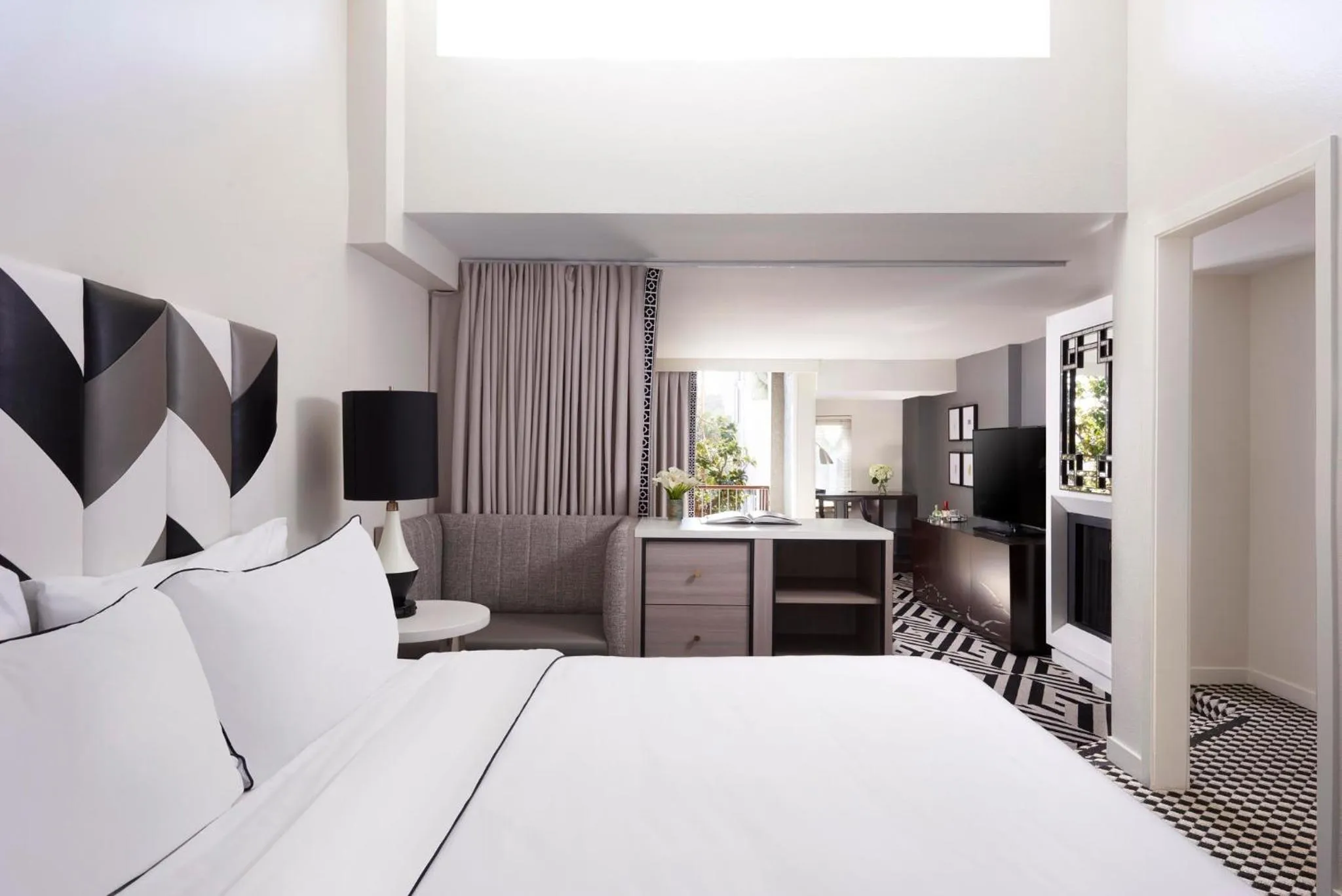 Photo of the whole room, Bed in Chamberlain West Hollywood