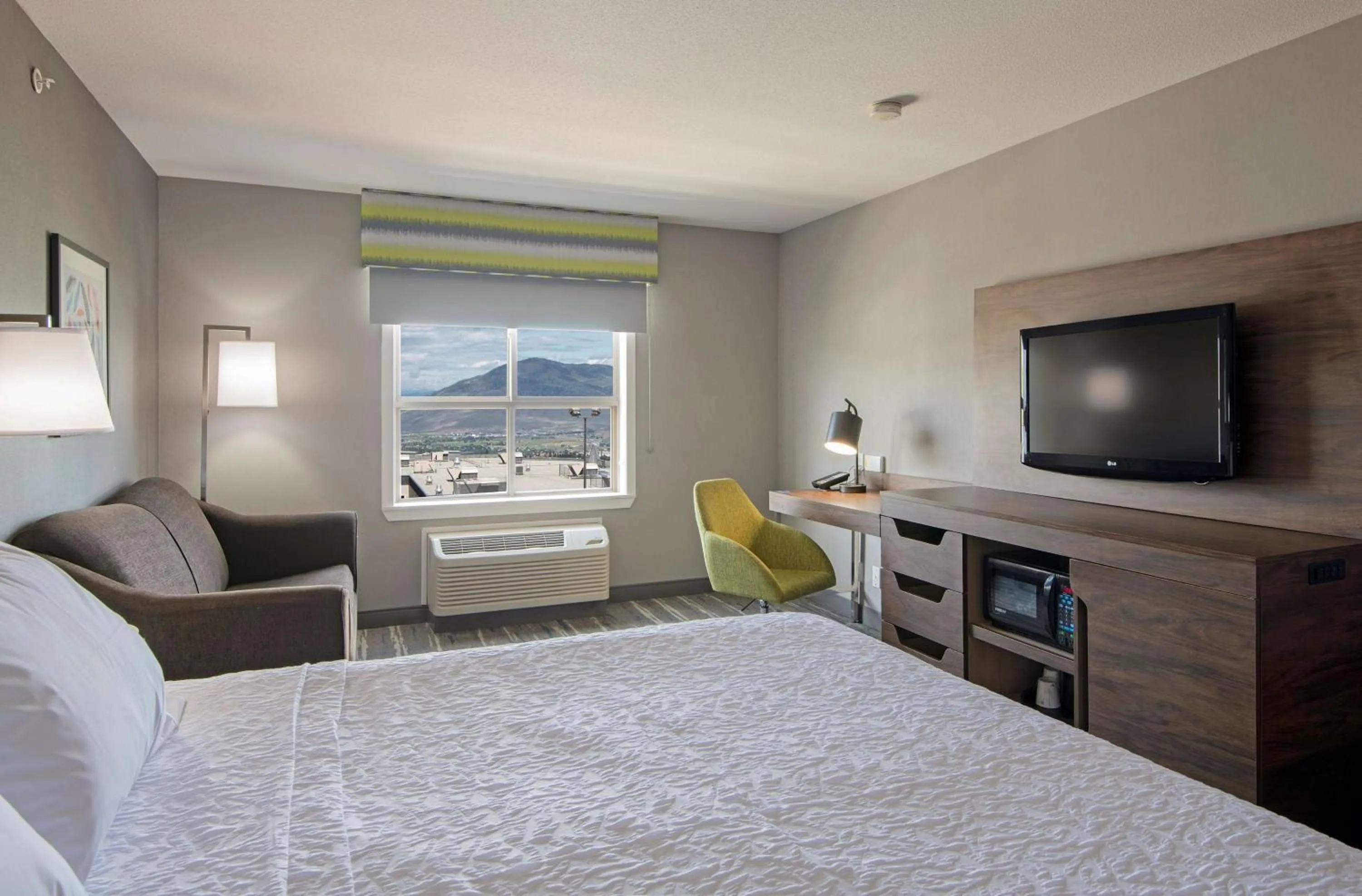 Bedroom, Bed in Hampton Inn by Hilton Kamloops