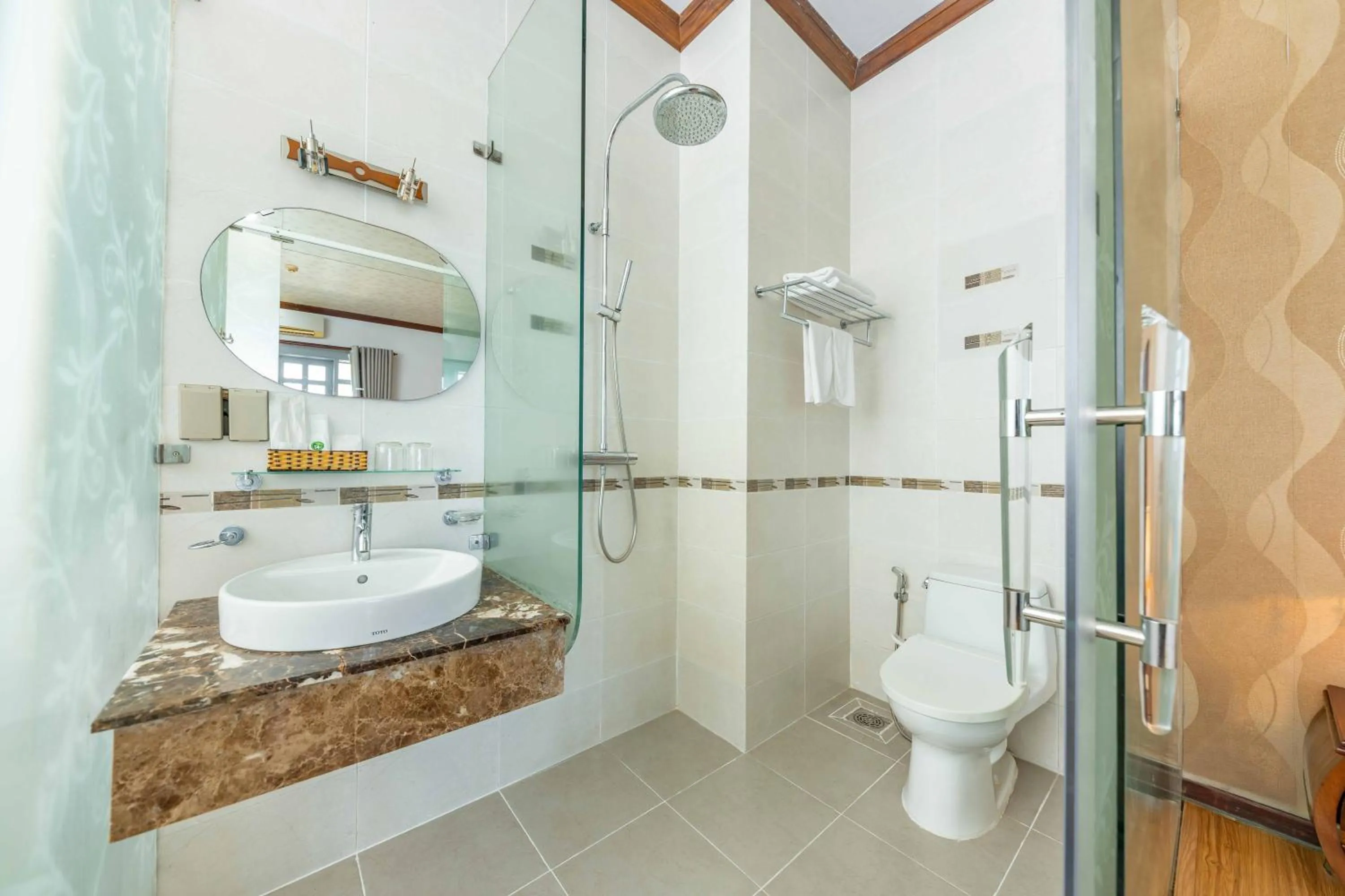 Shower in Rembrandt Hotel Nha Trang