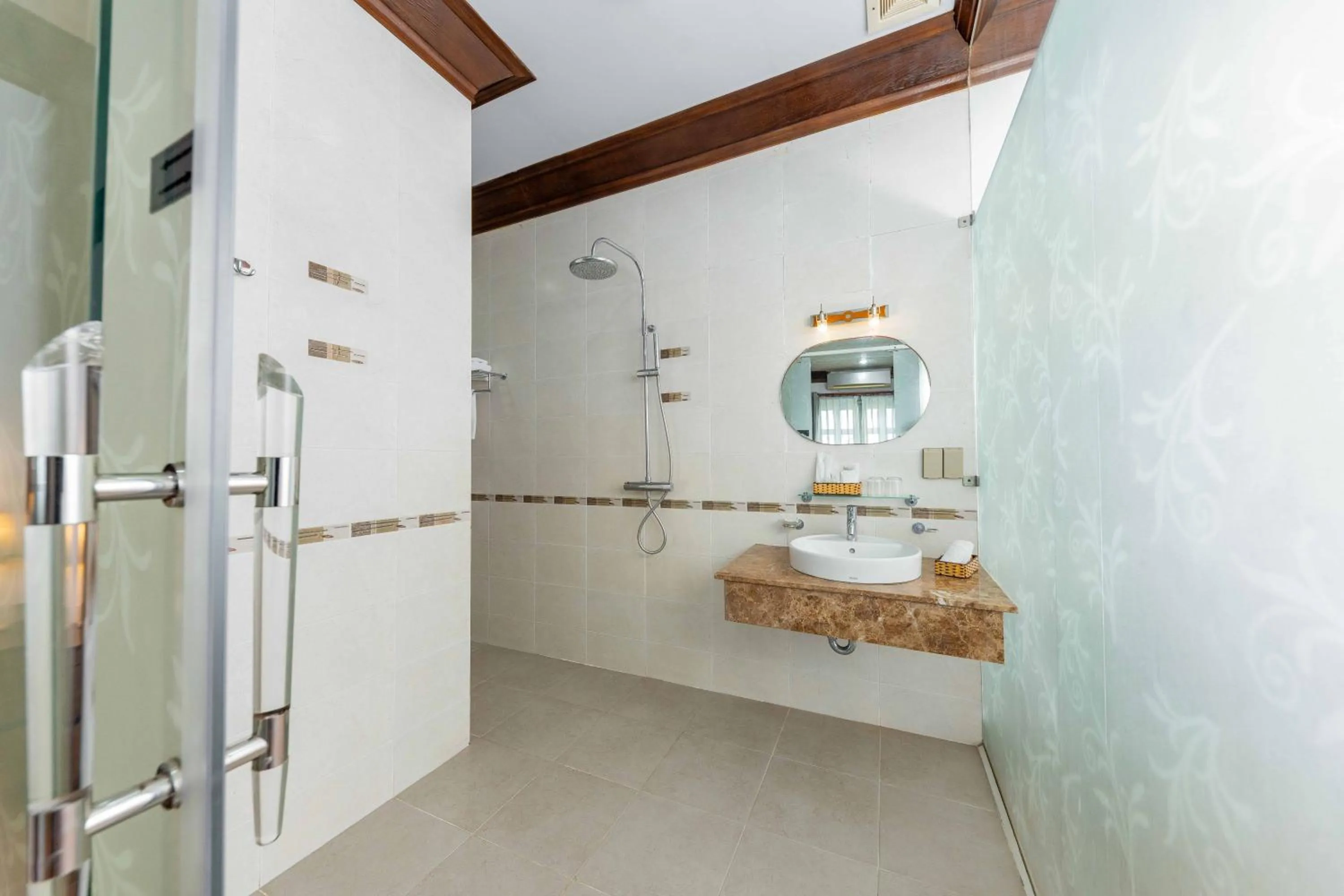 Shower in Rembrandt Hotel Nha Trang