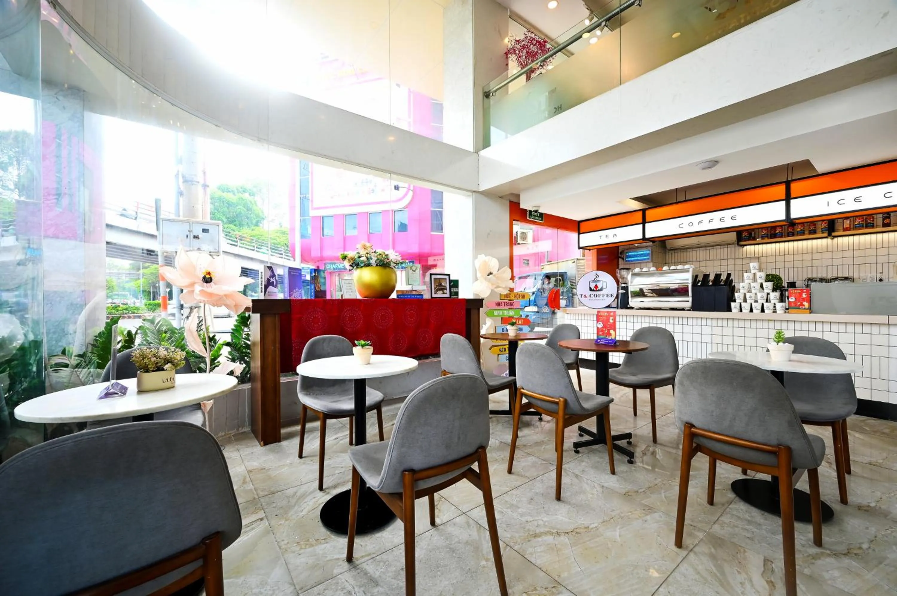 Communal lounge/ TV room in TTC Hotel Deluxe Airport