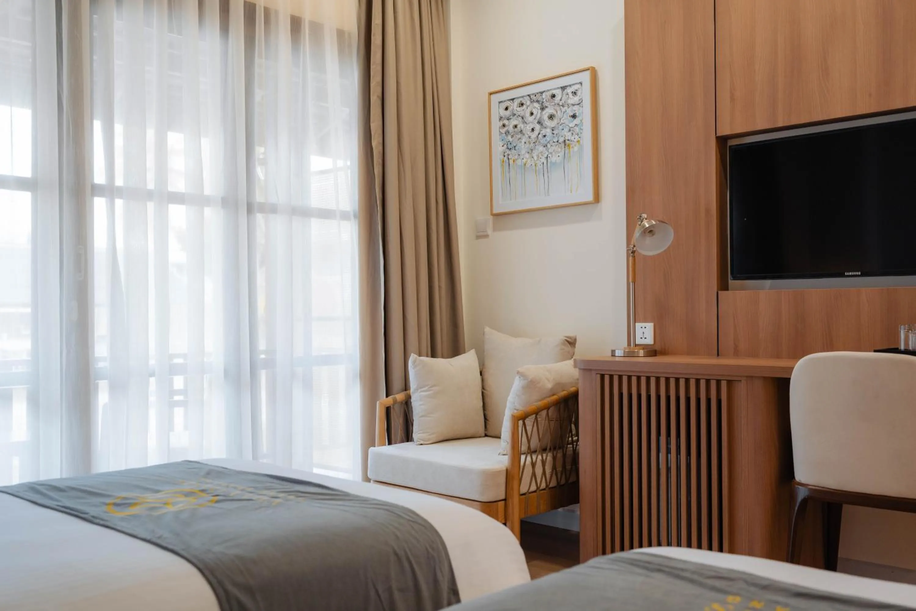 Communal lounge/ TV room, Bed in Villa Oasis