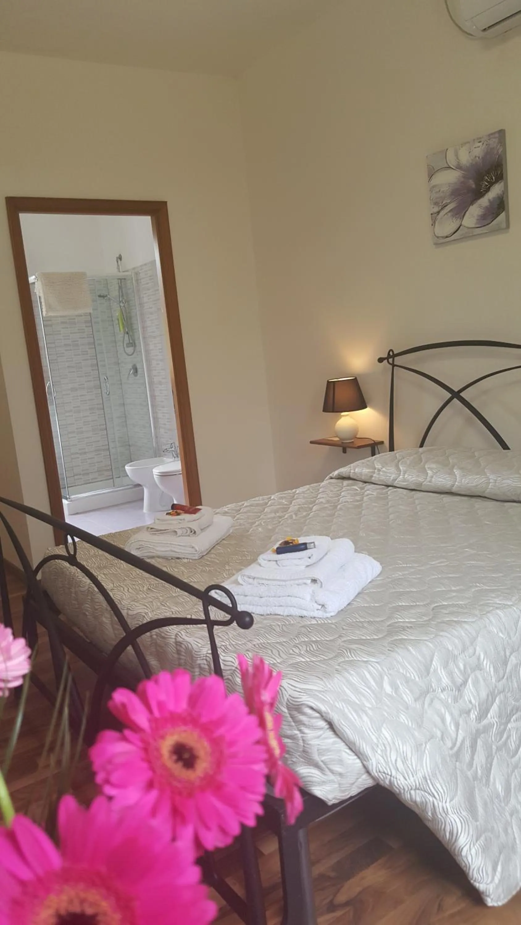 Bathroom, Bed in B&B Le Cinque Querce