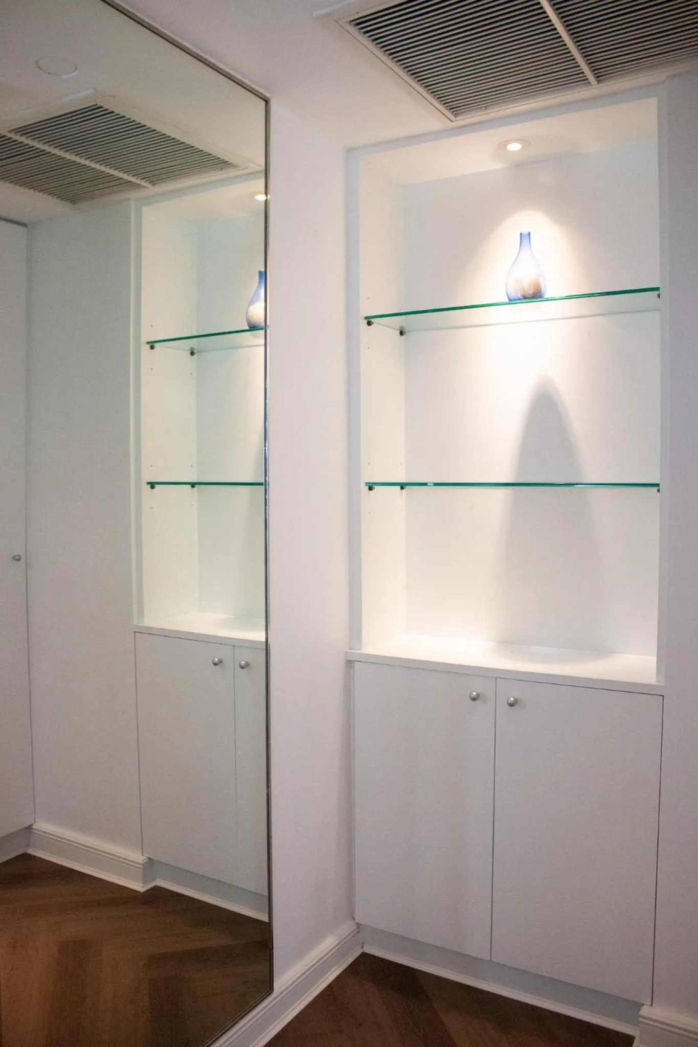 wardrobe in Night Hotel Bangkok - Sukhumvit 15