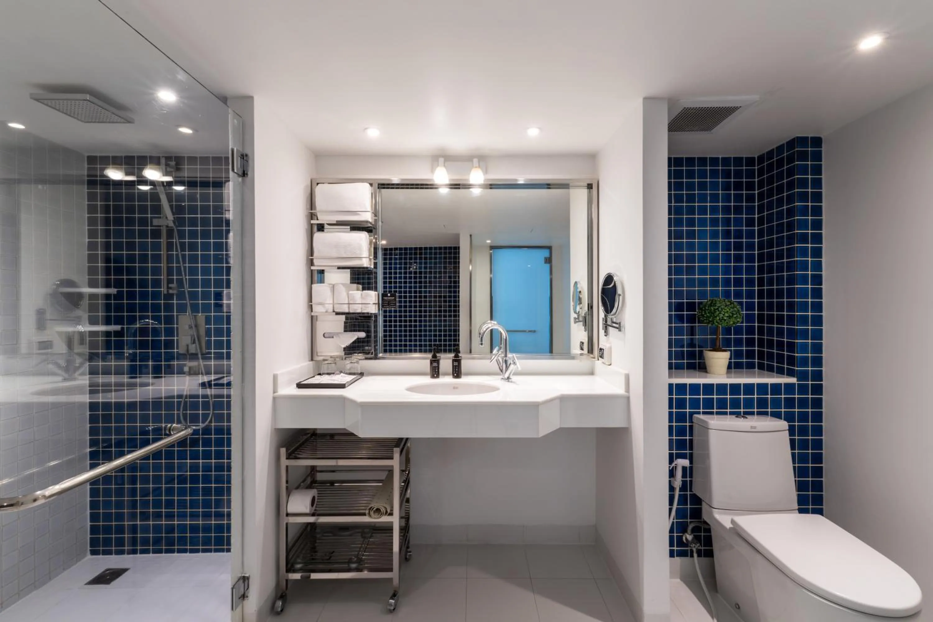 Shower in Night Hotel Bangkok - Sukhumvit 15