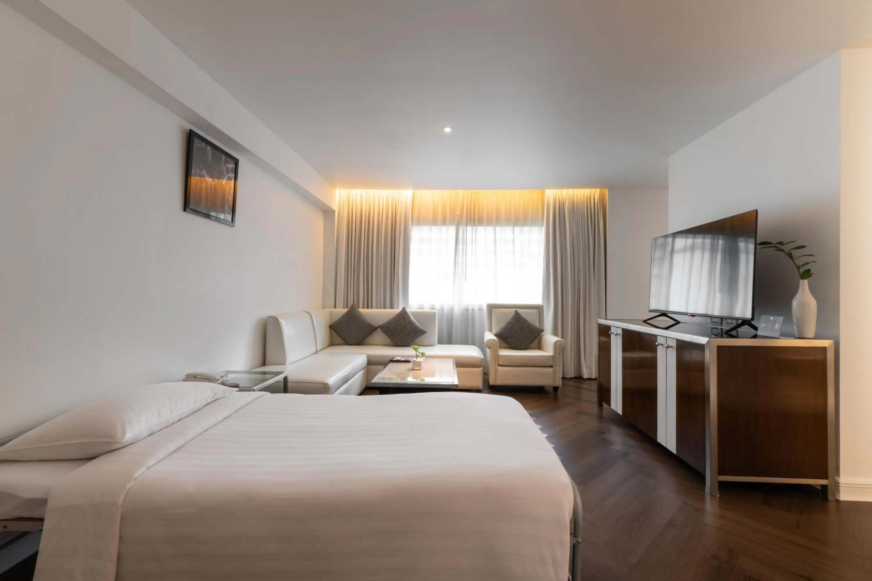 Living room, Bed in Night Hotel Bangkok - Sukhumvit 15