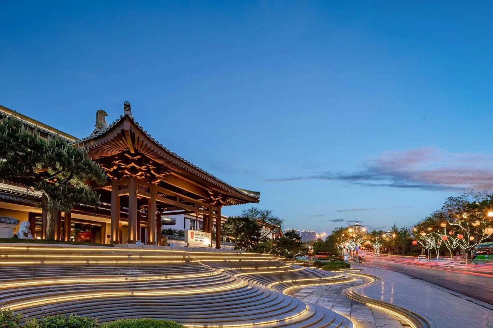 Property building in HUALUXE Xi'an Tanghua by IHG