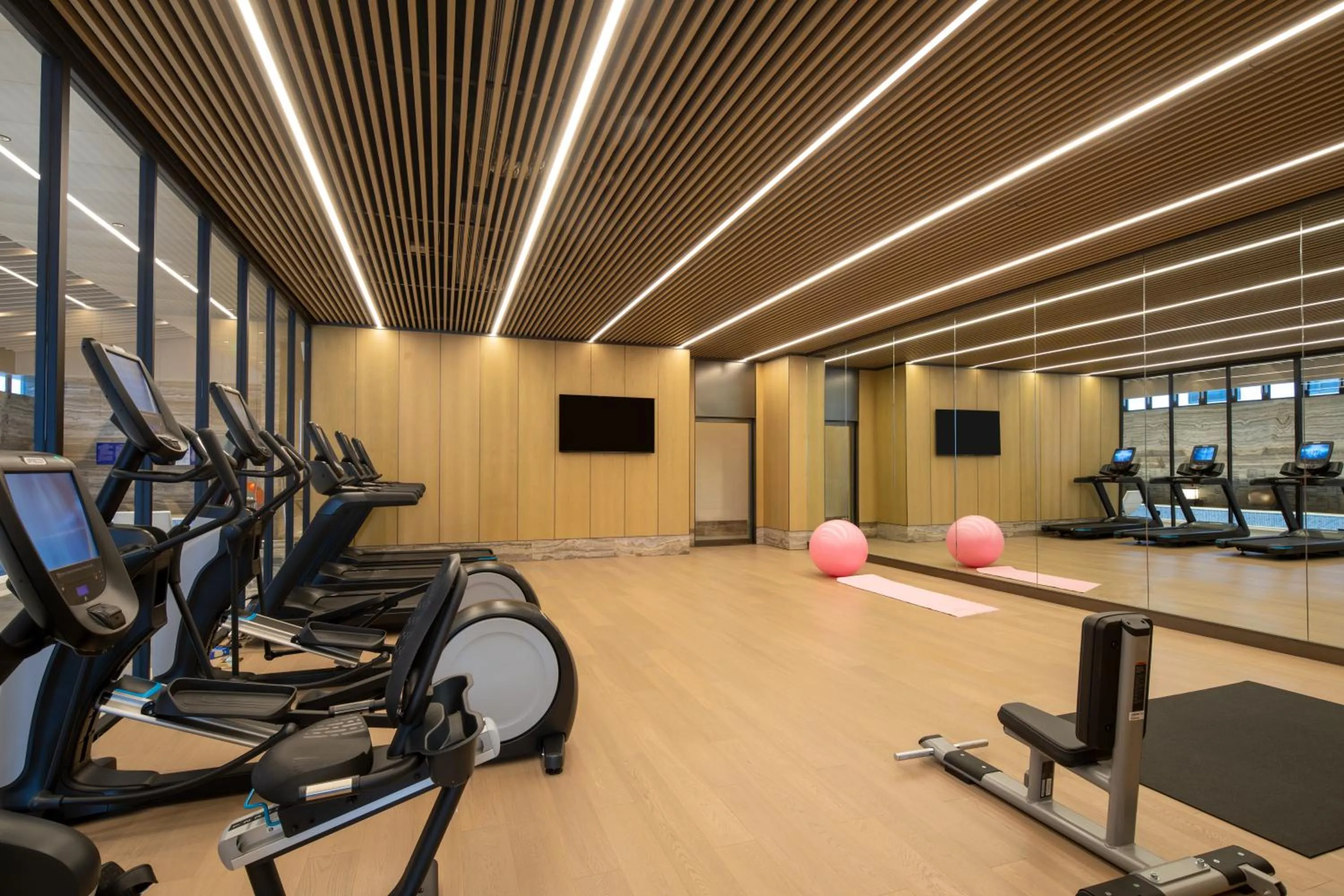 Fitness centre/facilities in HUALUXE Xi'an Tanghua by IHG