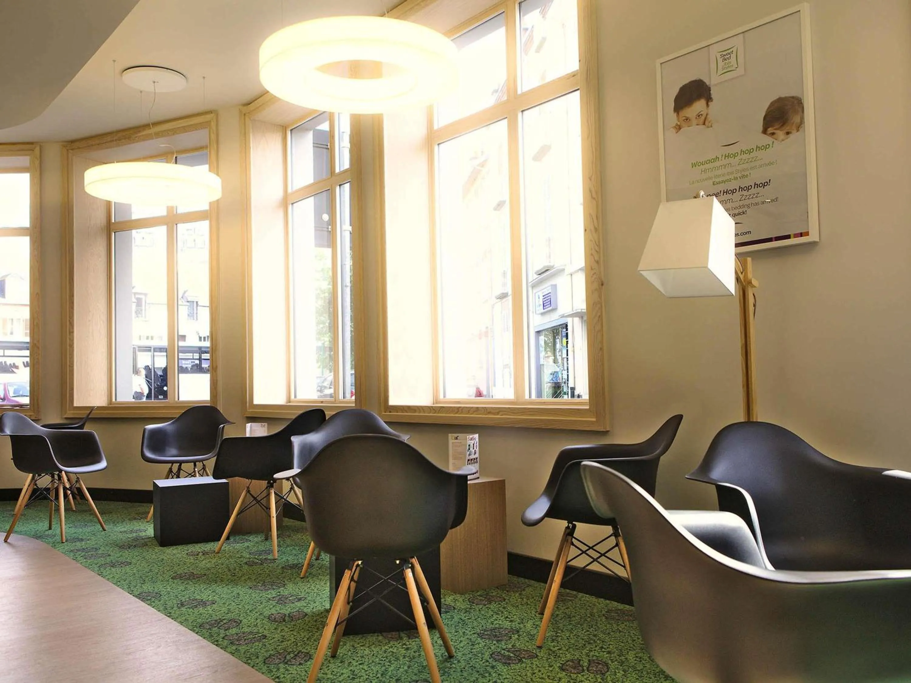 Lounge or bar in ibis Styles Moulins Centre