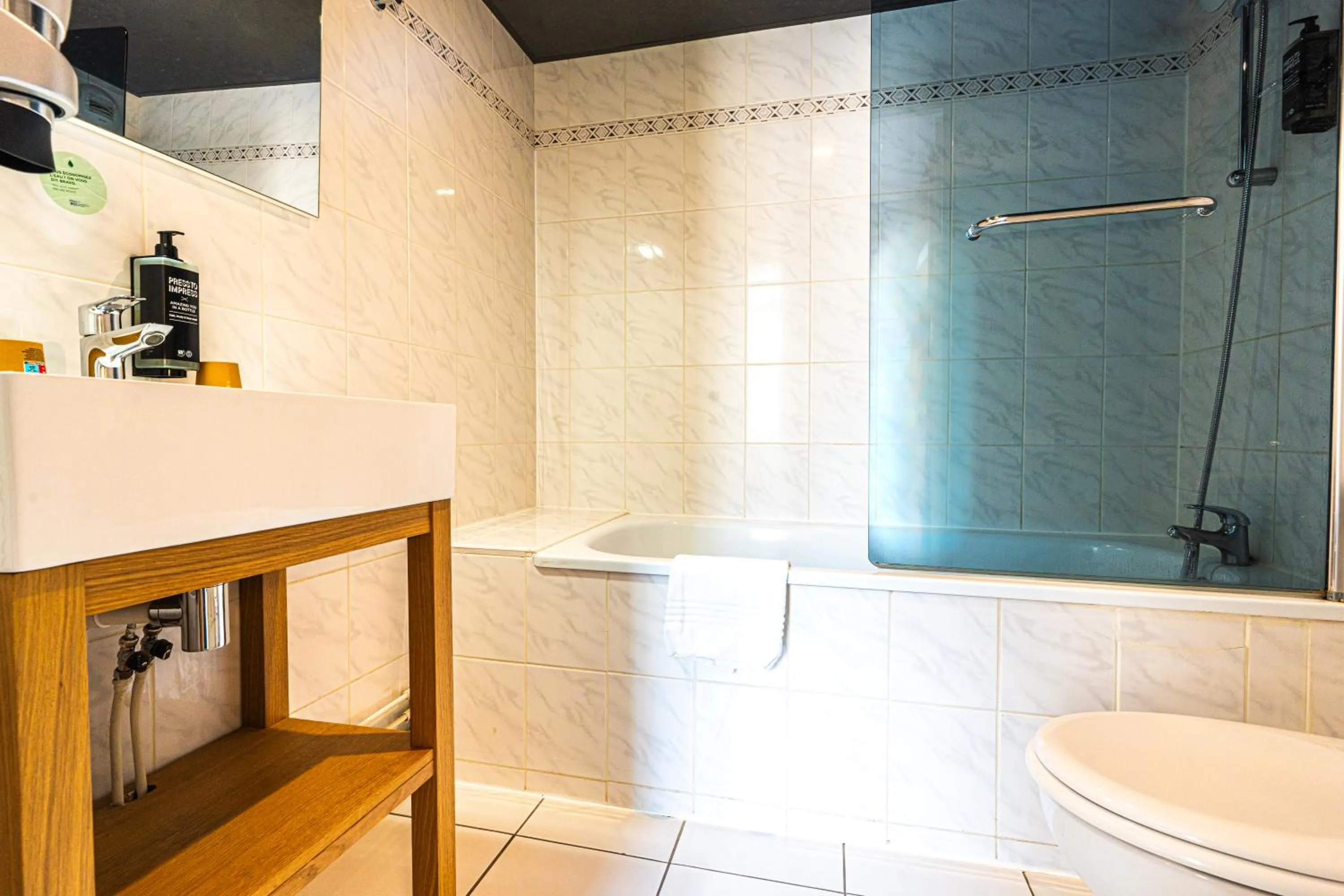 Bathroom in ibis Styles Moulins Centre