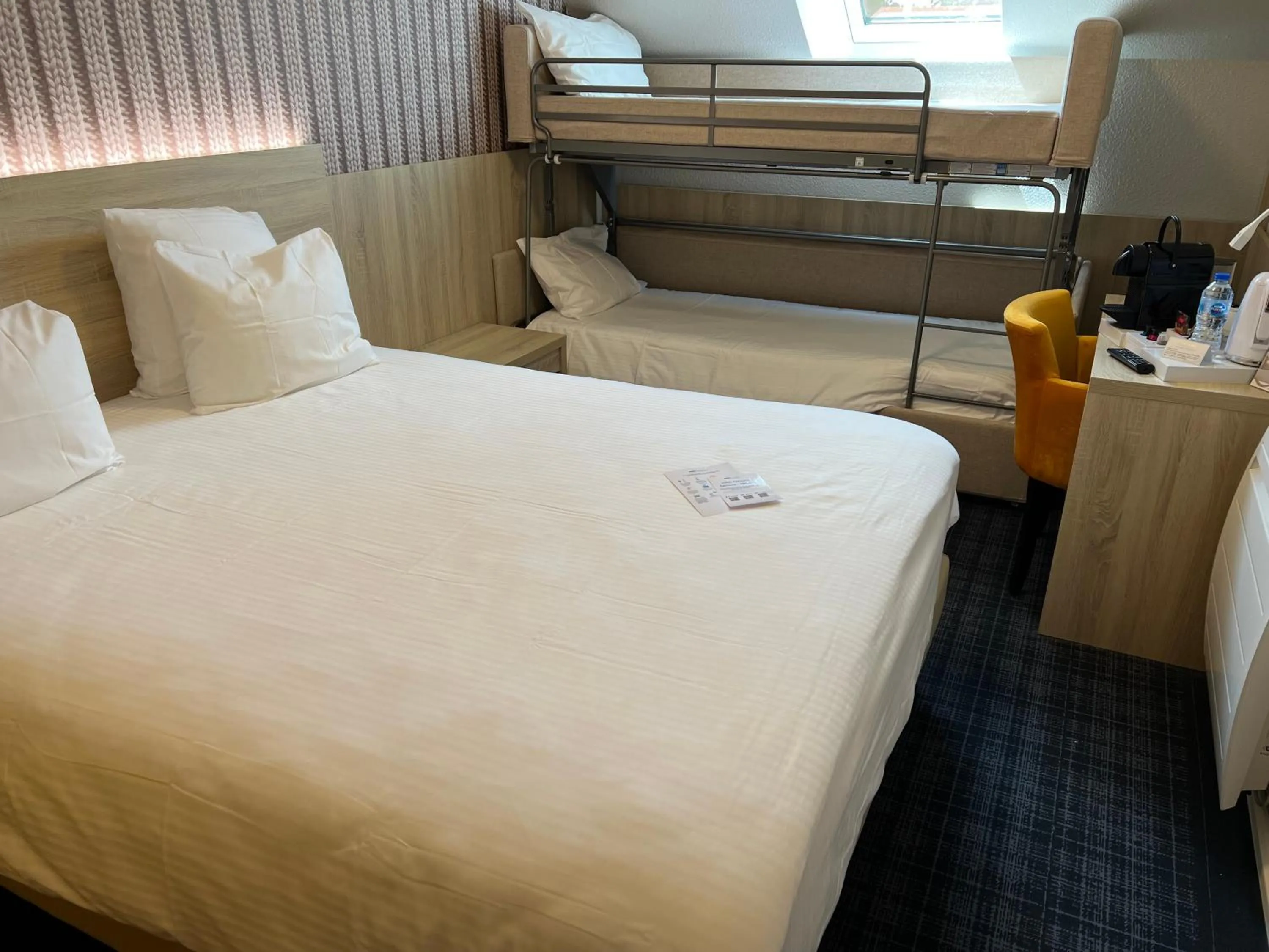 room service, Bed in Brit Hotel Landivisiau