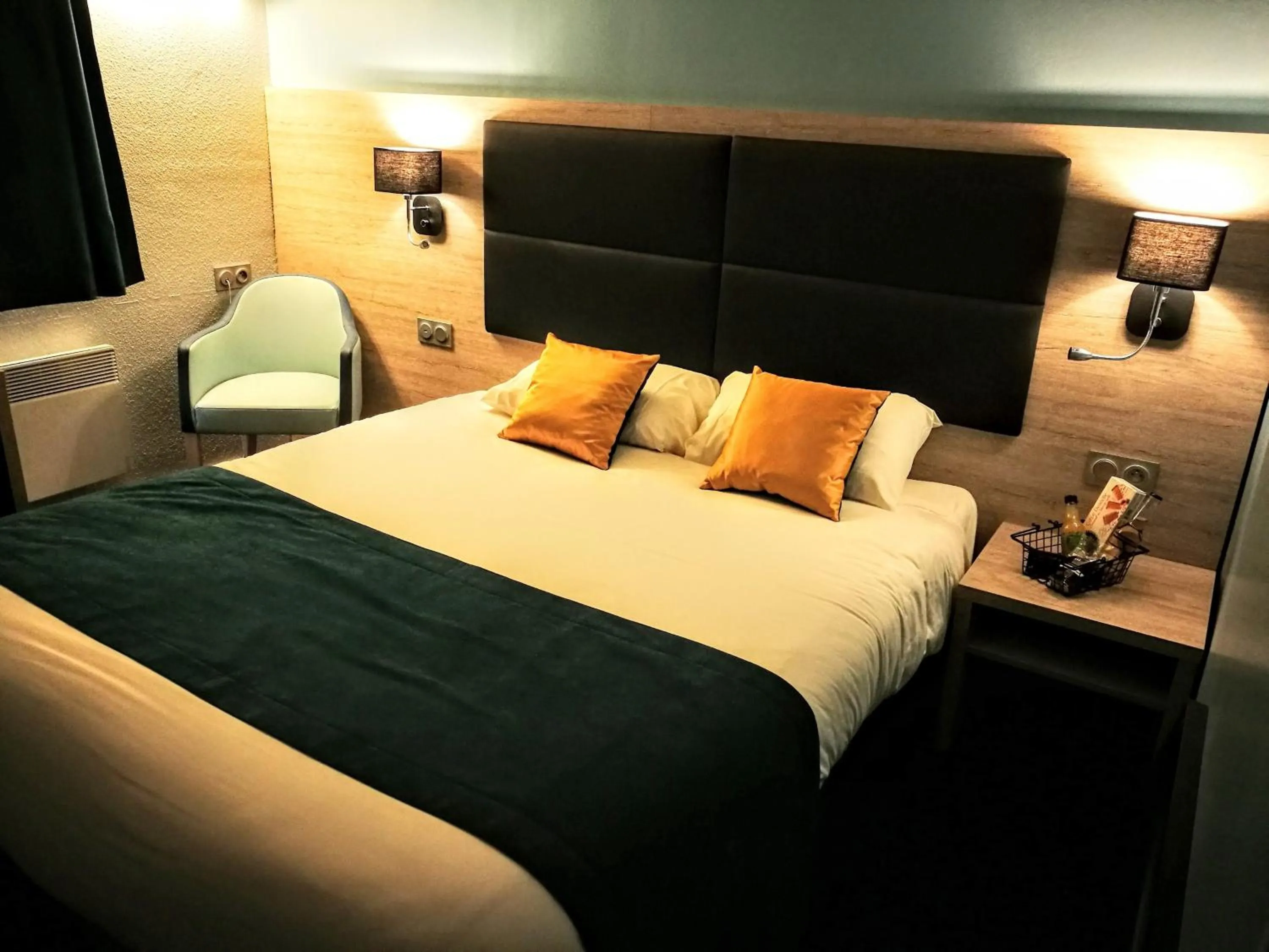 Bath, Bed in Brit Hotel Landivisiau