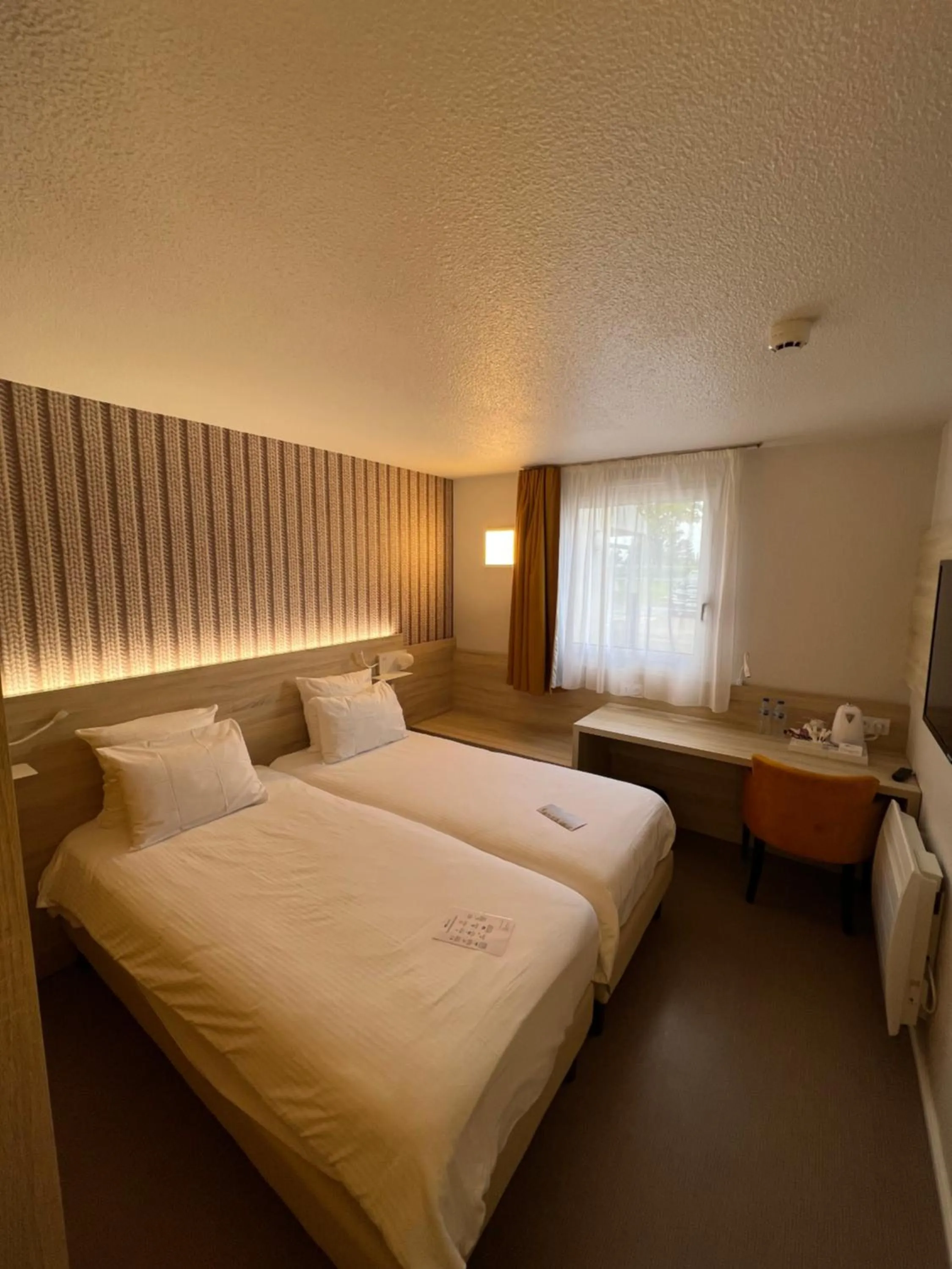 Bed in Brit Hotel Landivisiau